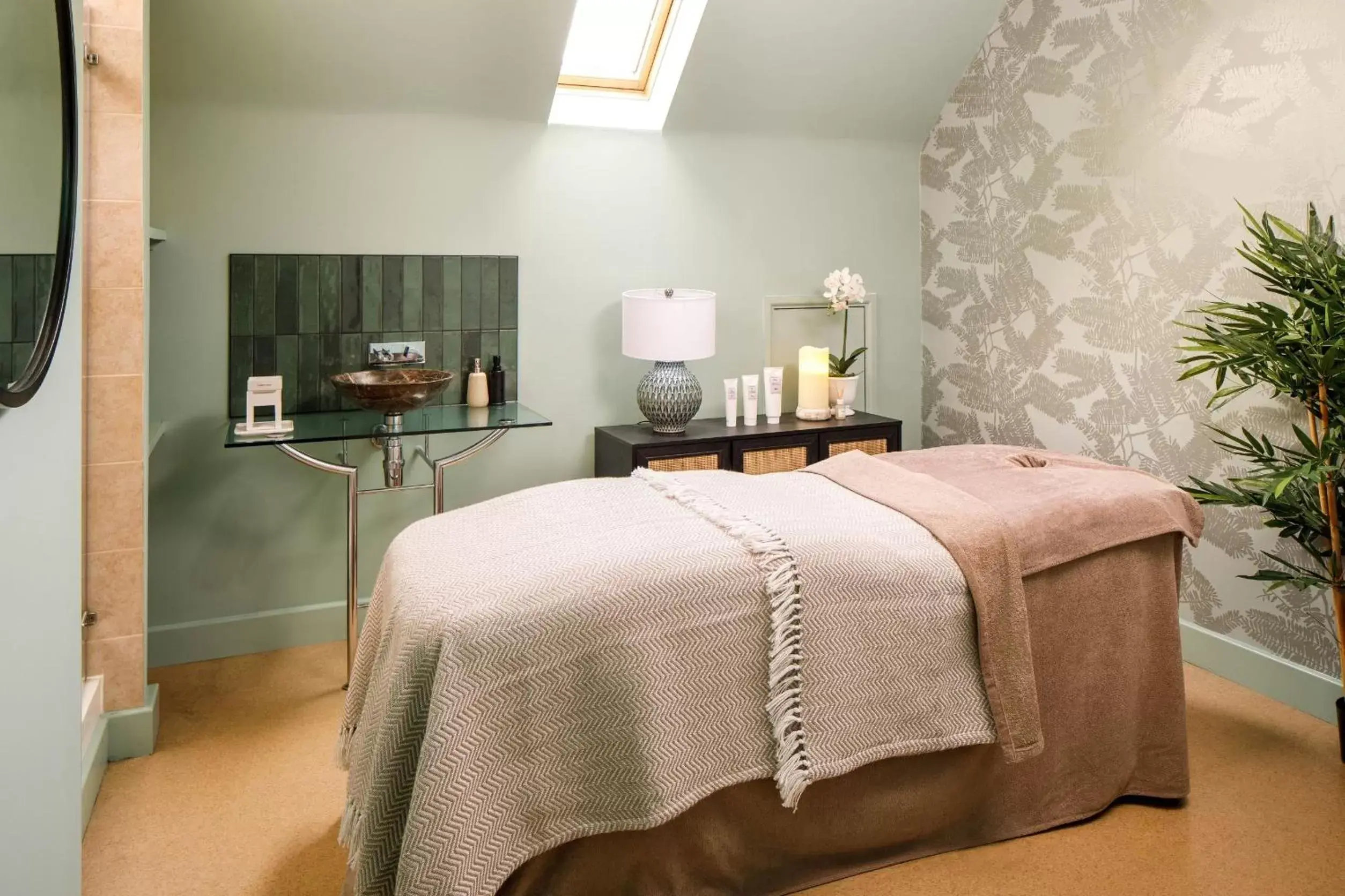 Spa and wellness centre/facilities, Bed in voco Lythe Hill Hotel & Spa, an IHG Hotel