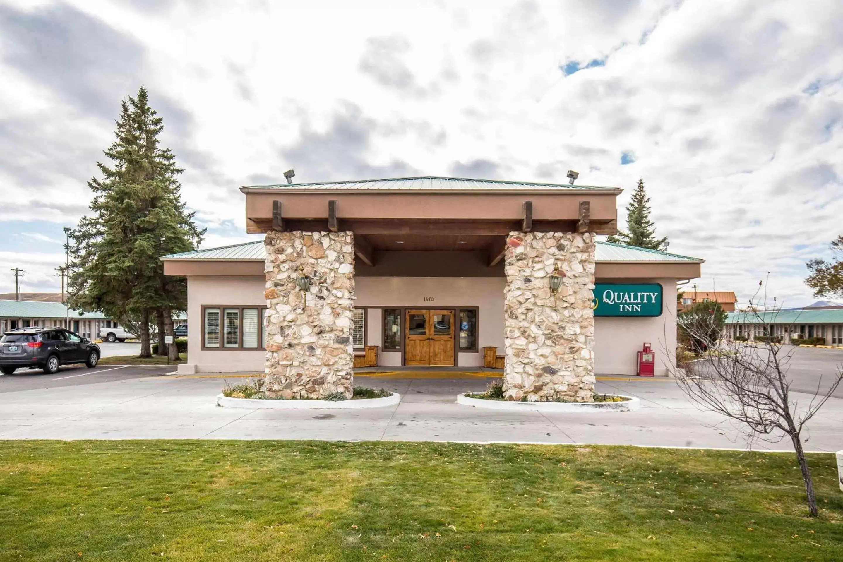 Property building in Quality Inn Property building in Quality Inn