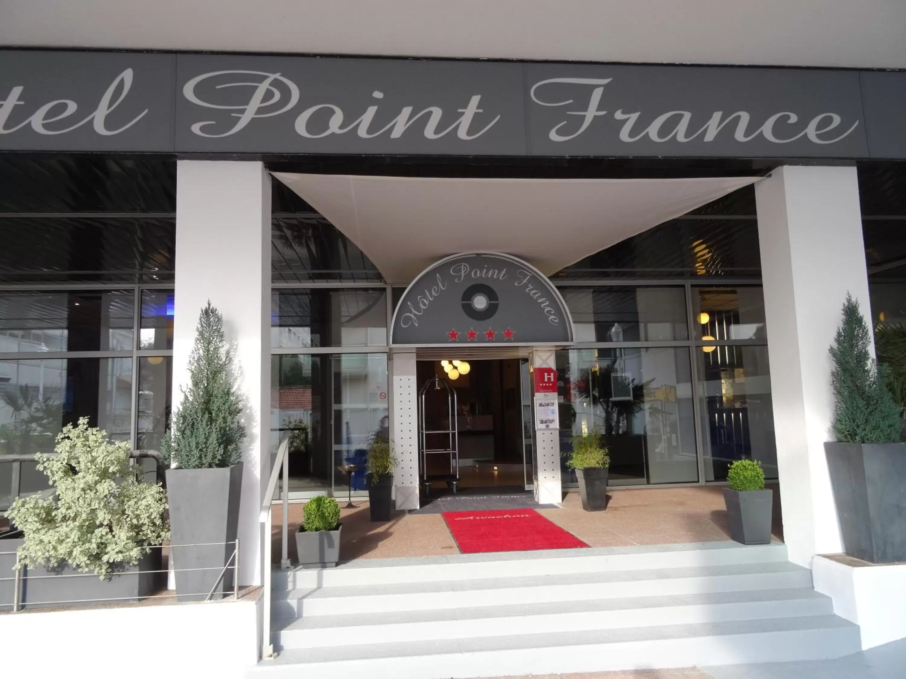 Facade/entrance in Hôtel Point France