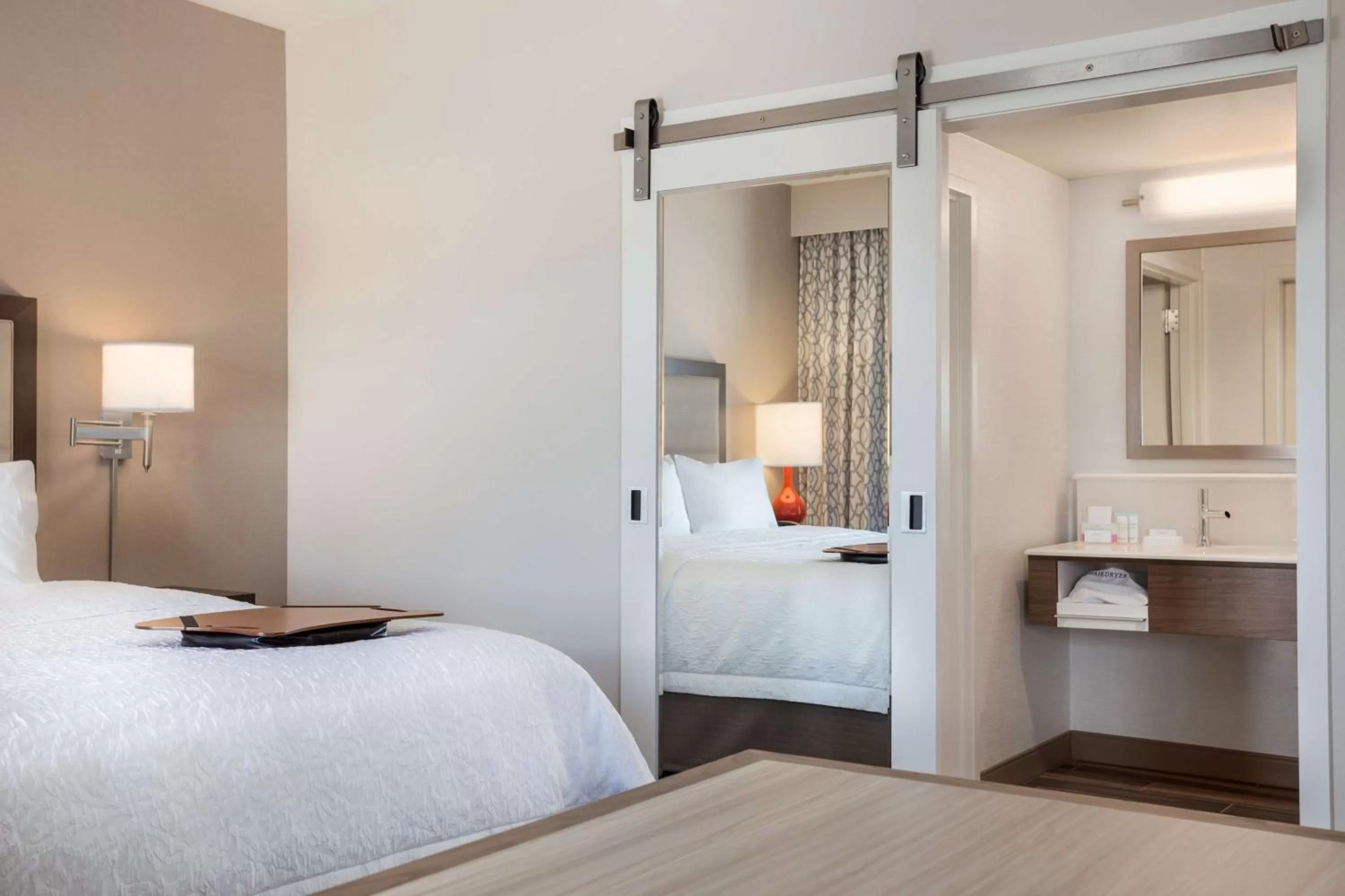 Living room, Bed in Hampton Inn & Suites West Des Moines Mill Civic