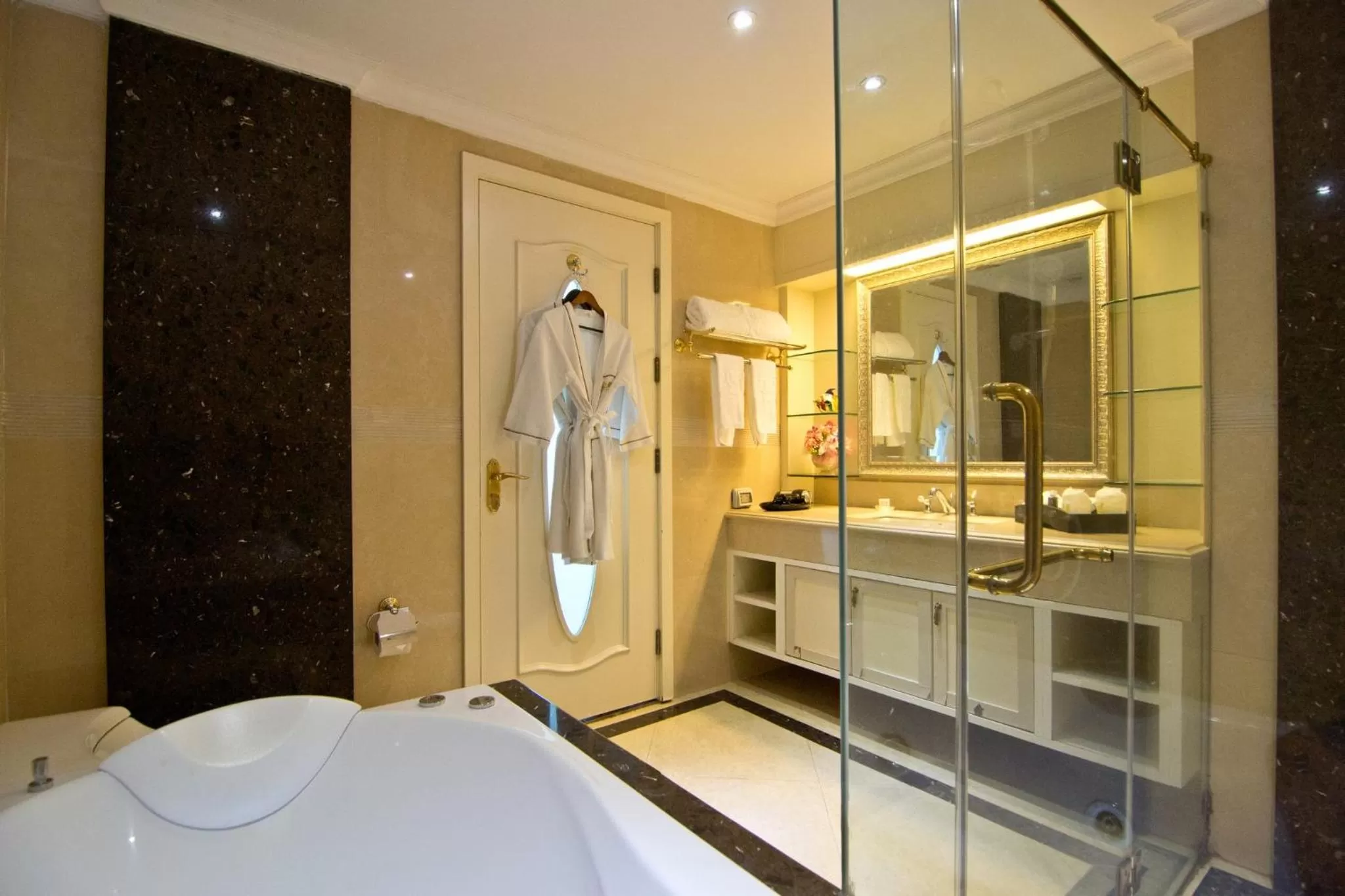 Bathroom, Bed in LK The Empress