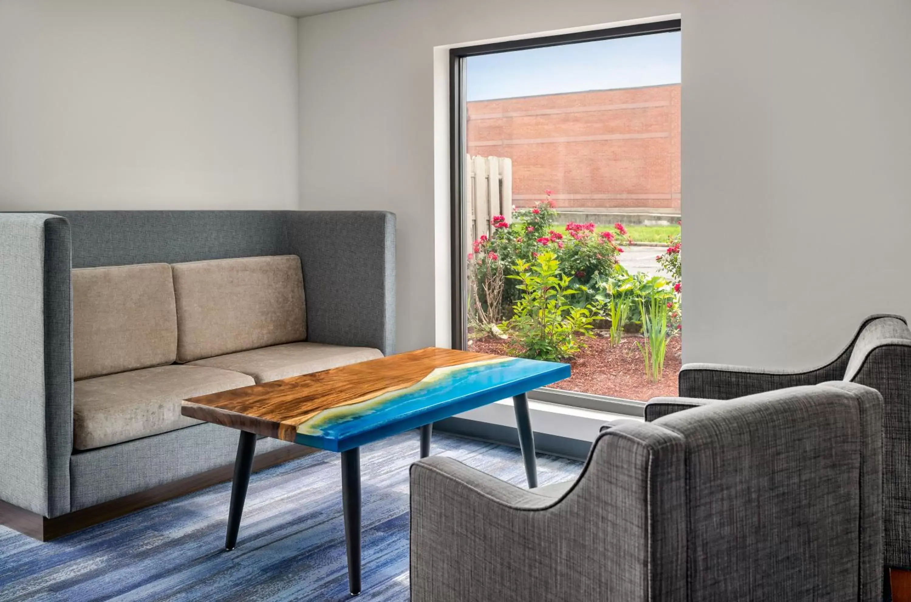 Seating Area in La Quinta Inn by Wyndham Columbus Airport Area