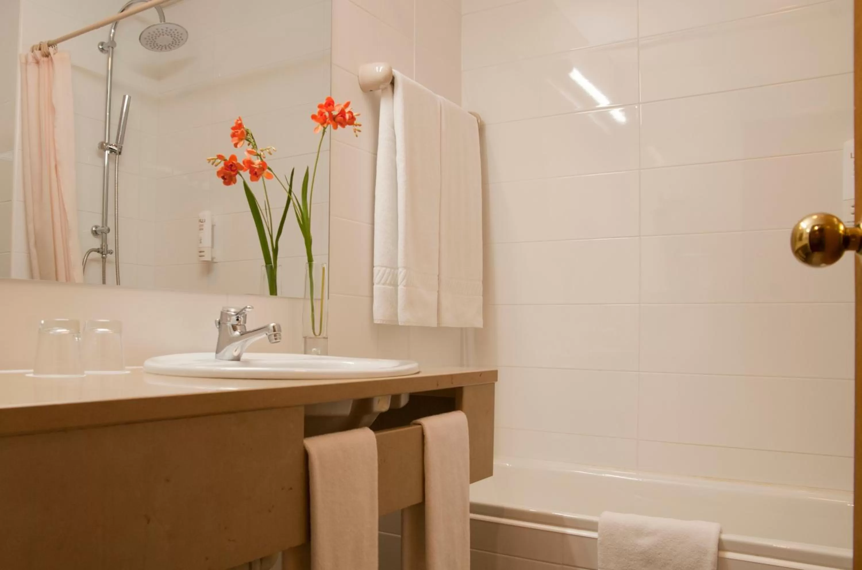 Bathroom in Hotel Rainha D. Amélia, Arts & Leisure