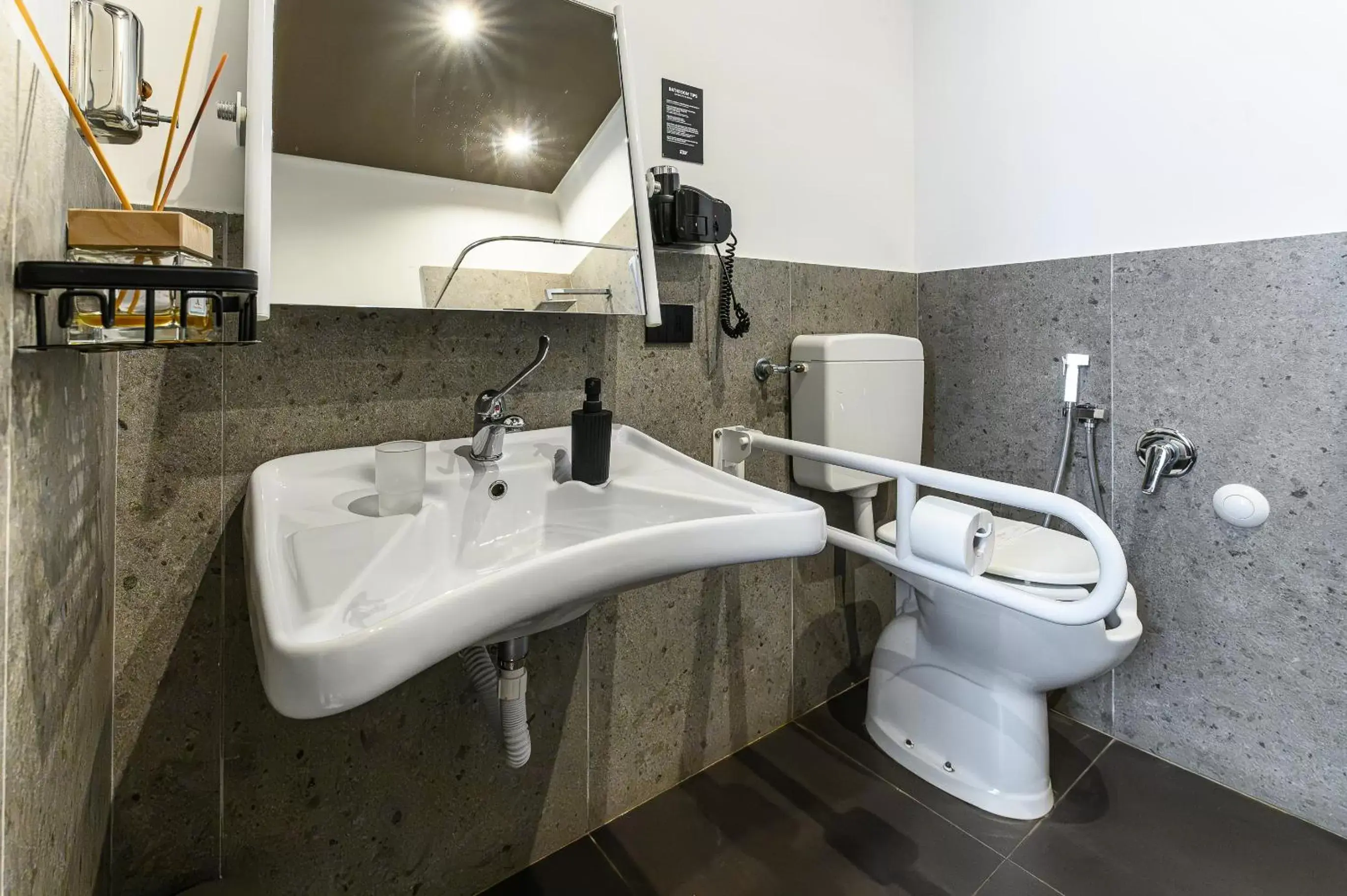 Facility for disabled guests, Bathroom in Central Lodge Hotel