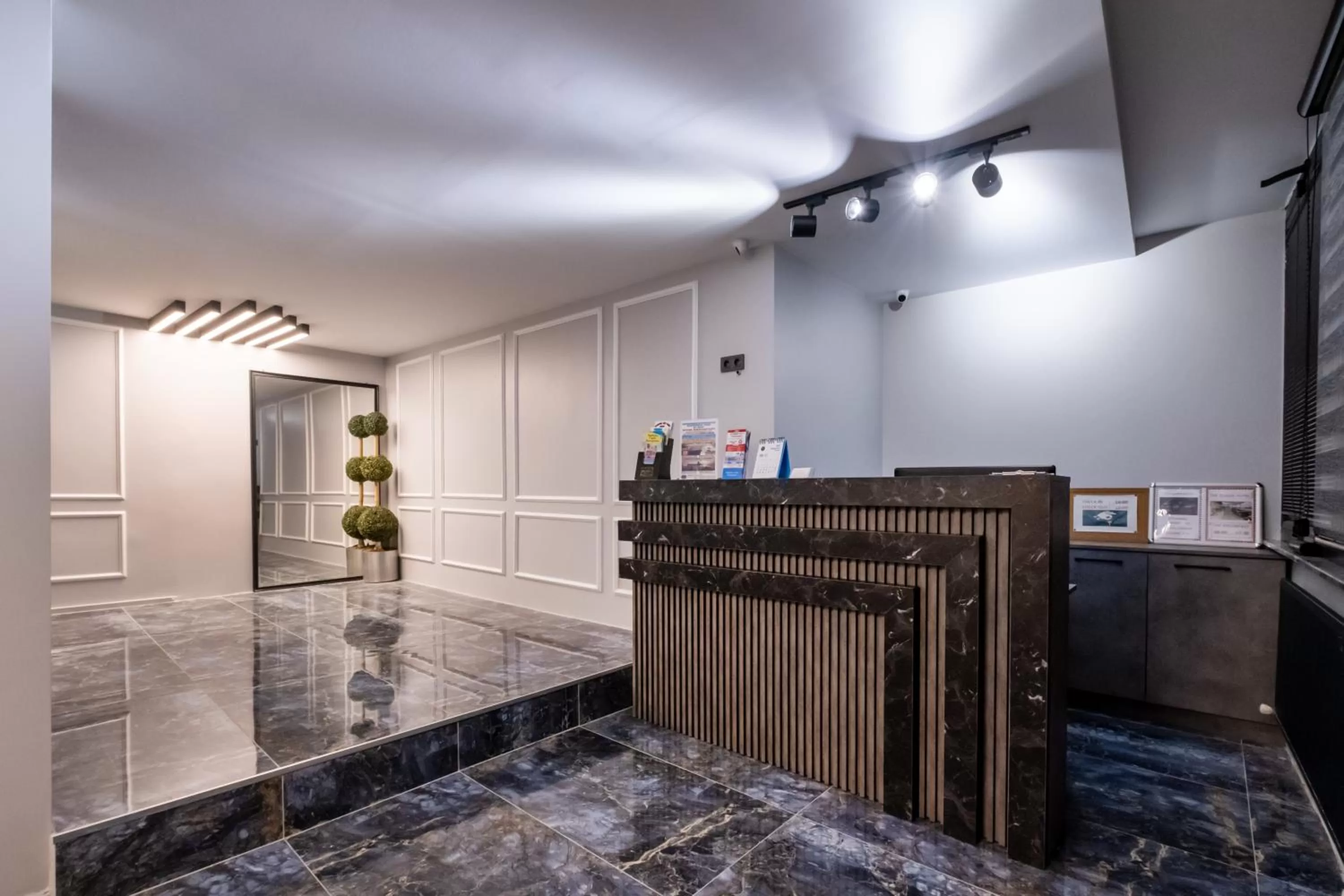 Lobby or reception in The Queen Hotel