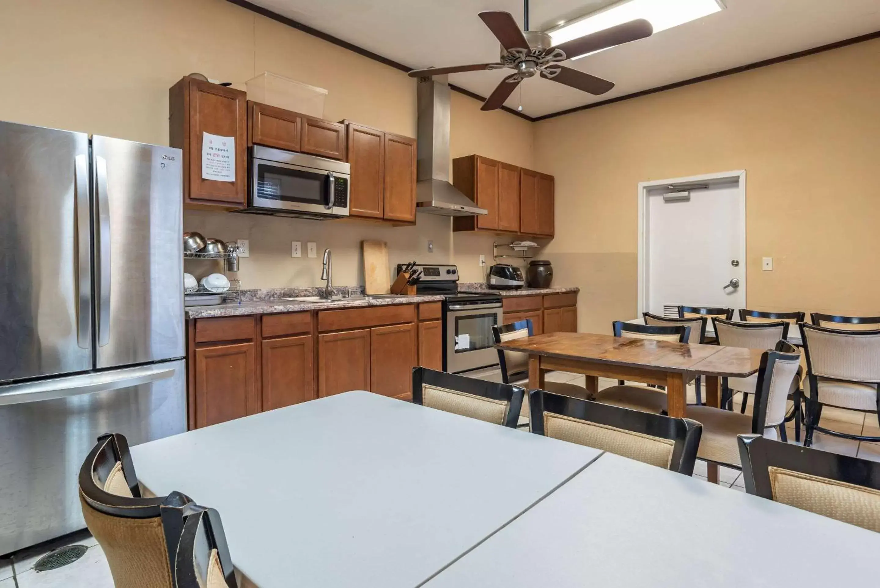 Restaurant/places to eat, Kitchen/Kitchenette in Comfort Suites Airport South