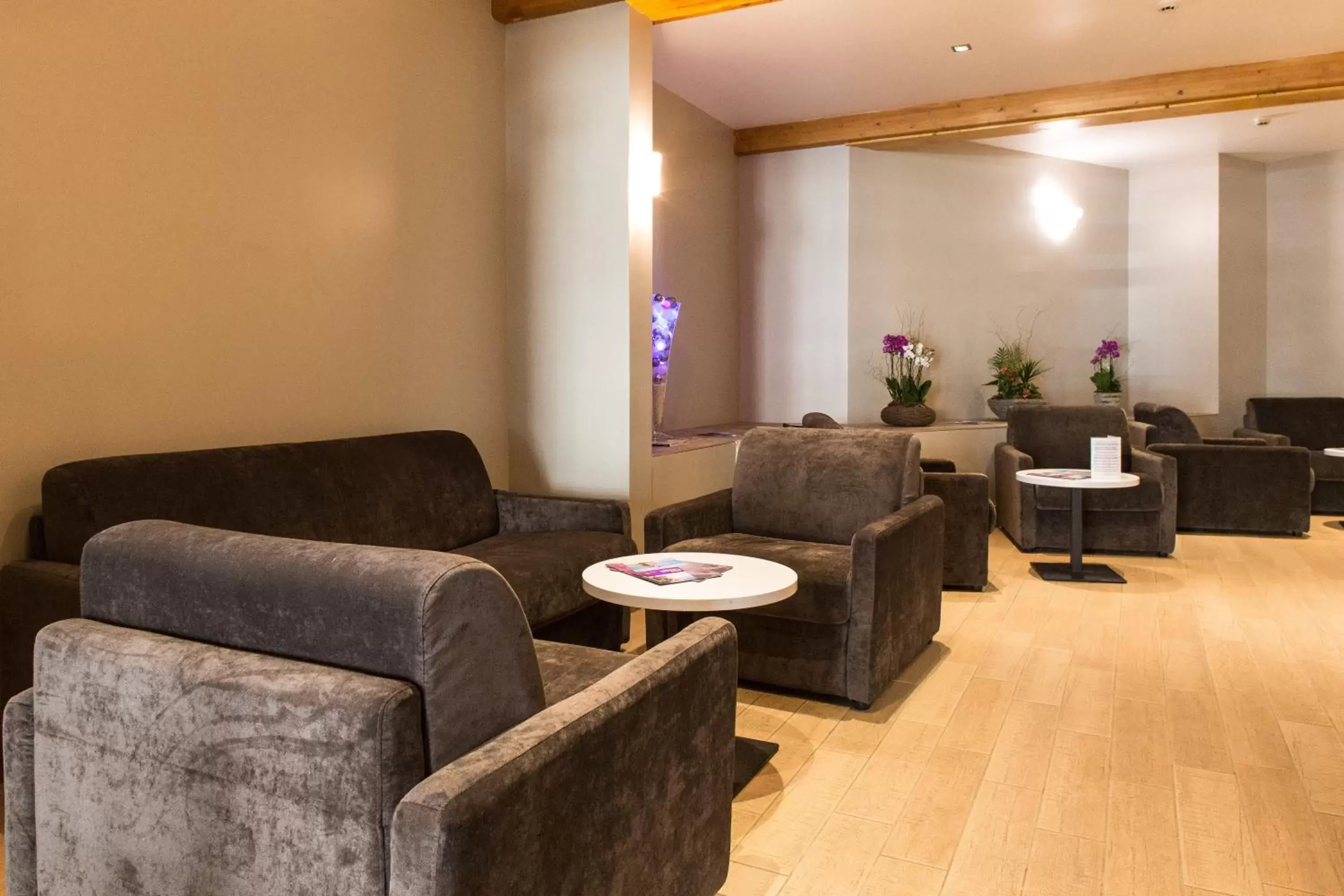 Lounge or bar, Seating Area in SOWELL HOTELS Le Parc & Spa