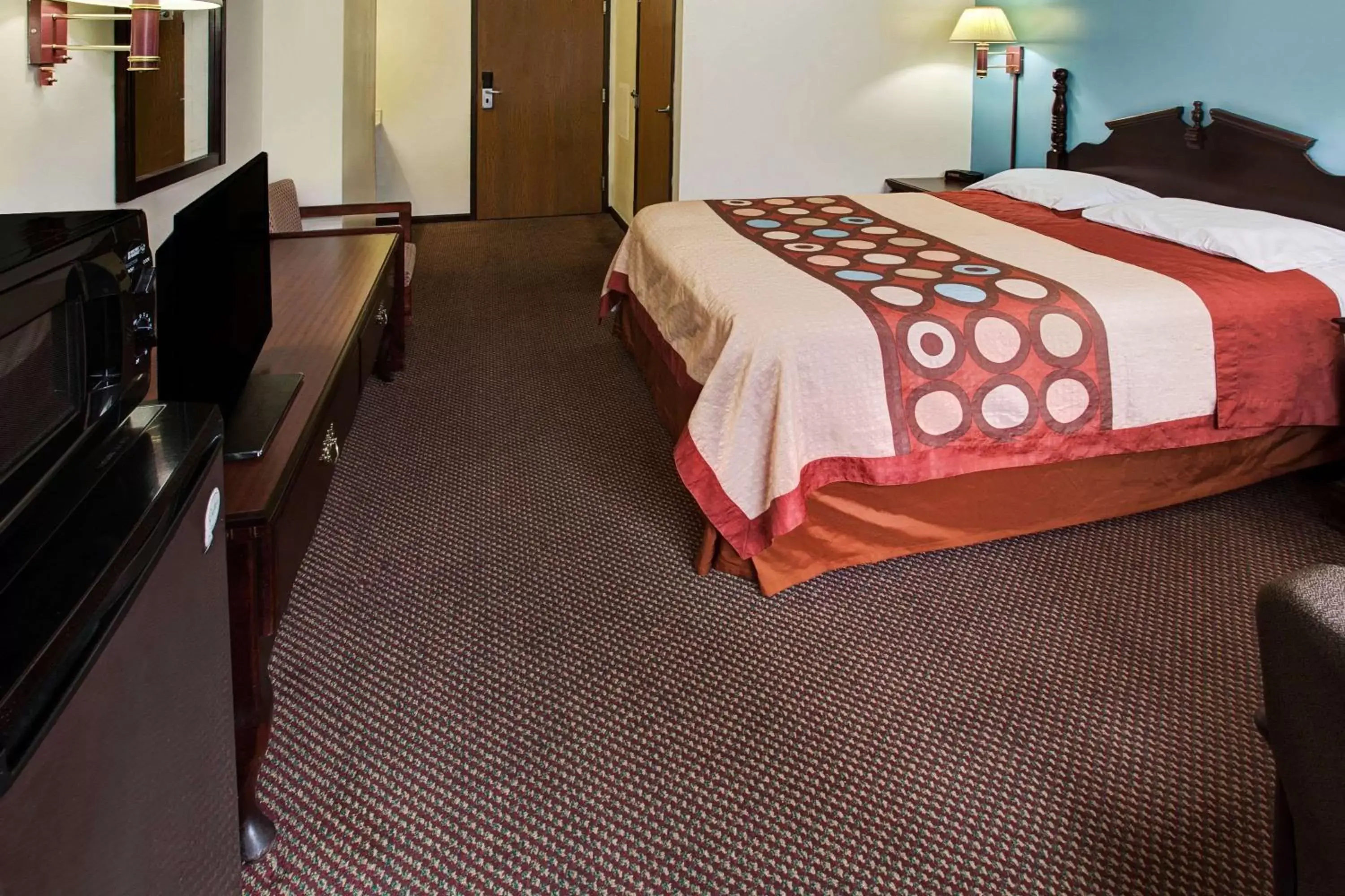 Photo of the whole room, Bed in Super 8 by Wyndham Heath/Newark