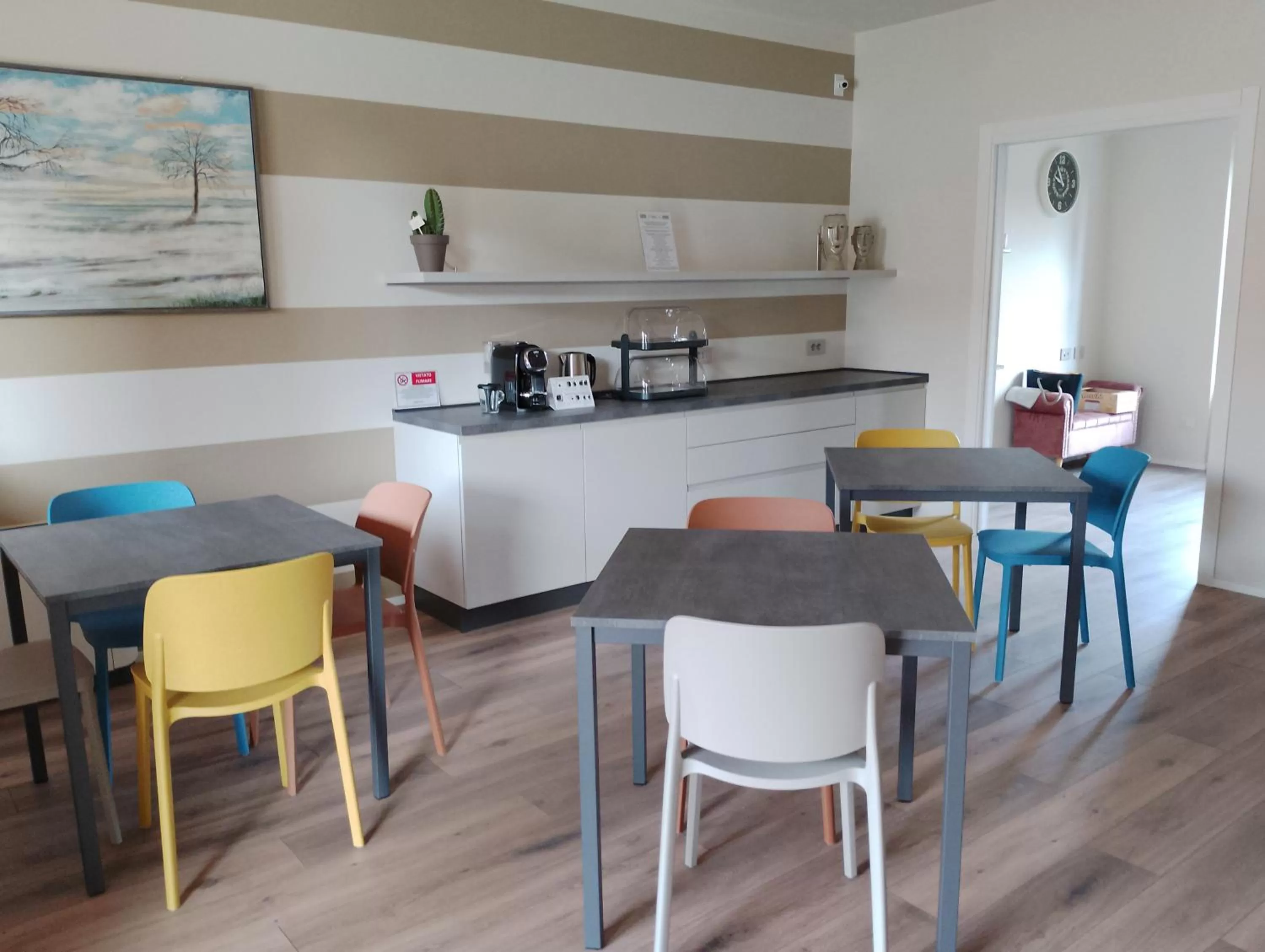 Dining area, Kitchen/Kitchenette in B&B LA VALLUNA