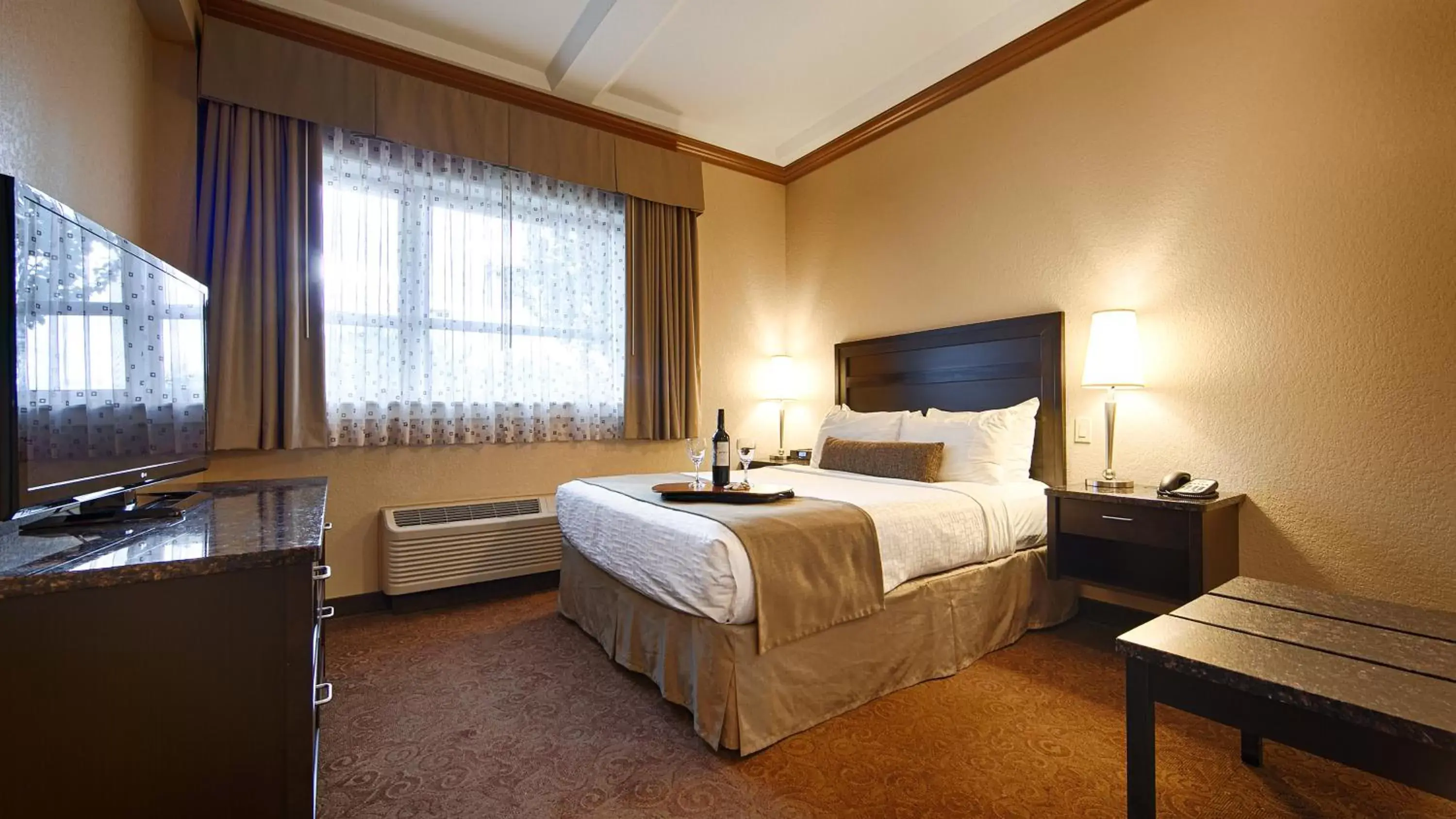 Bed in Best Western Plus Kamloops Hotel