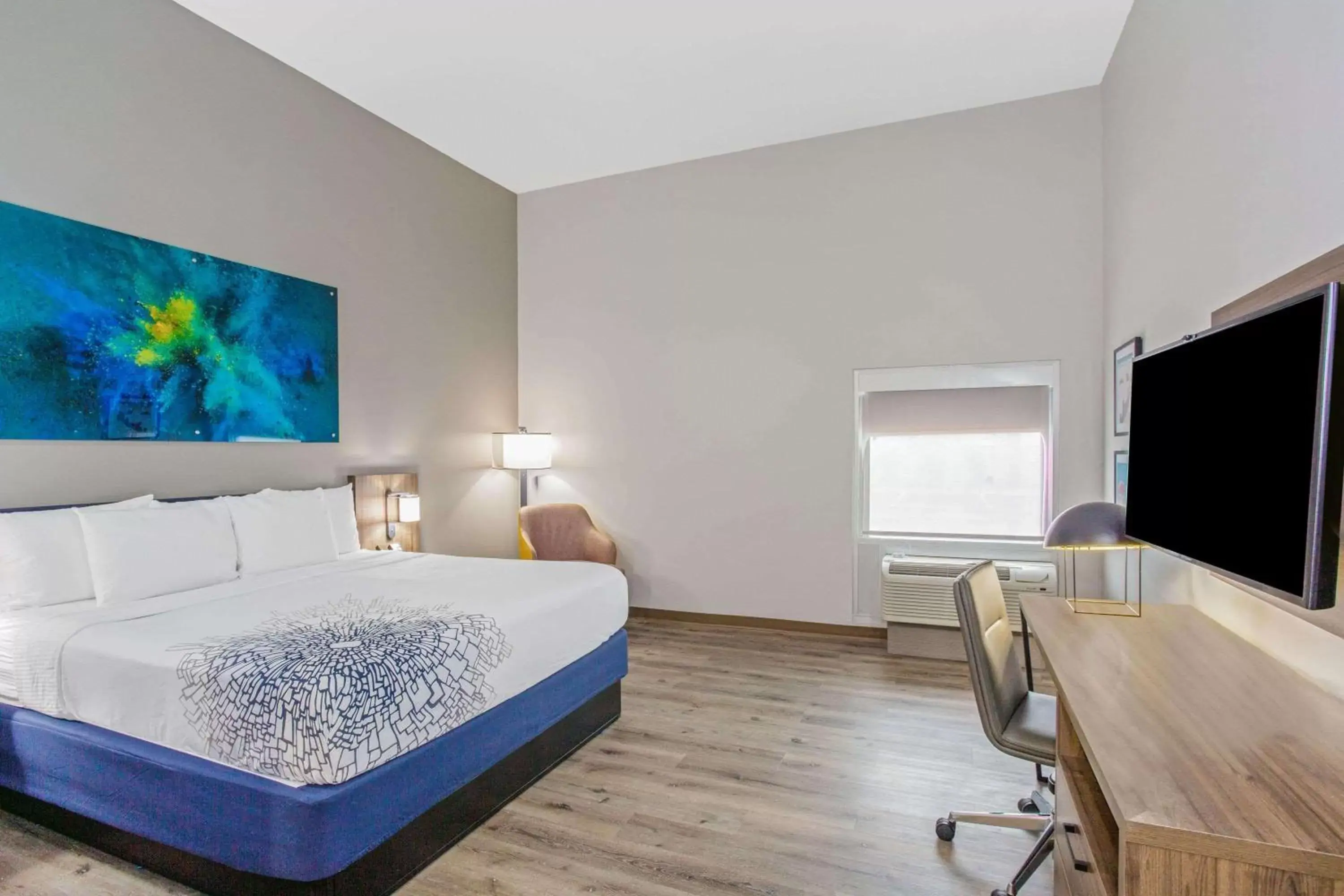 Photo of the whole room, Bed in La Quinta Inn & Suites by Wyndham Miramar Beach-Destin