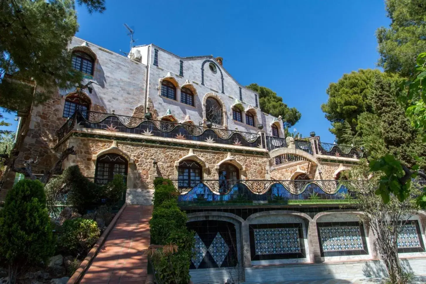 , Property Building in Apartamentos Gaudi Style