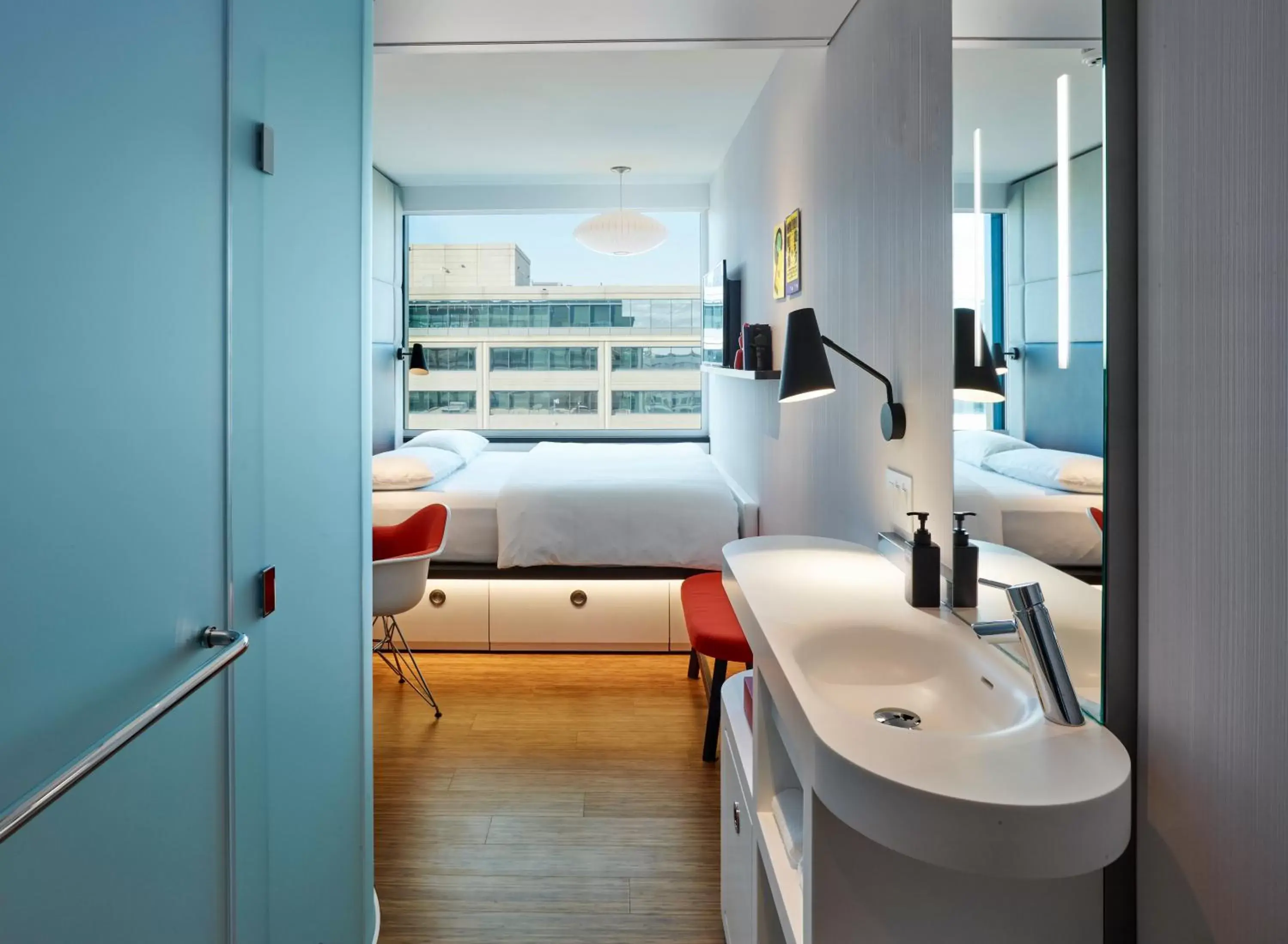 Photo of the whole room, Bathroom in citizenM Washington DC Capitol