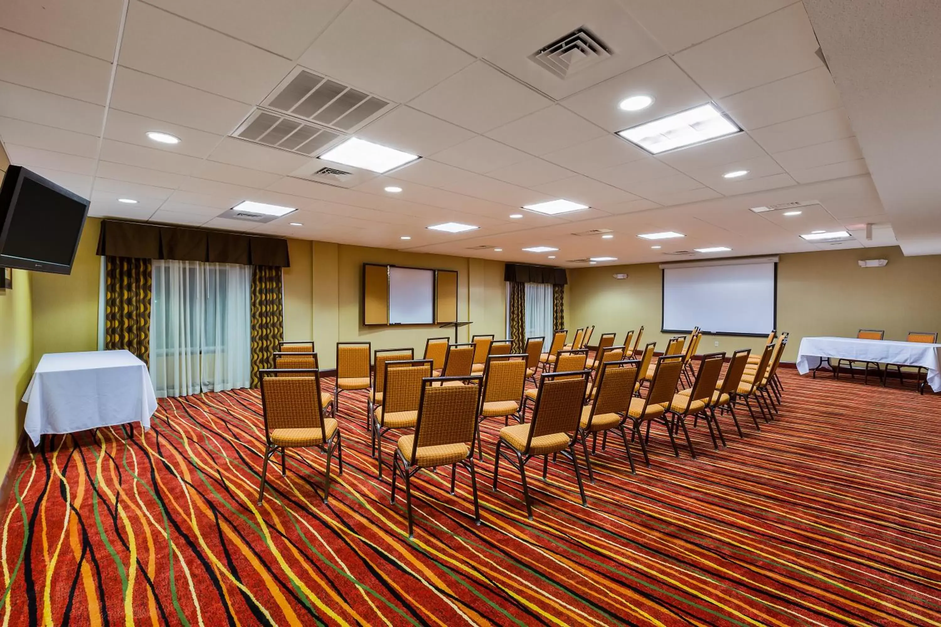 Meeting/conference room in Holiday Inn Express Hotel & Suites Salina, an IHG Hotel