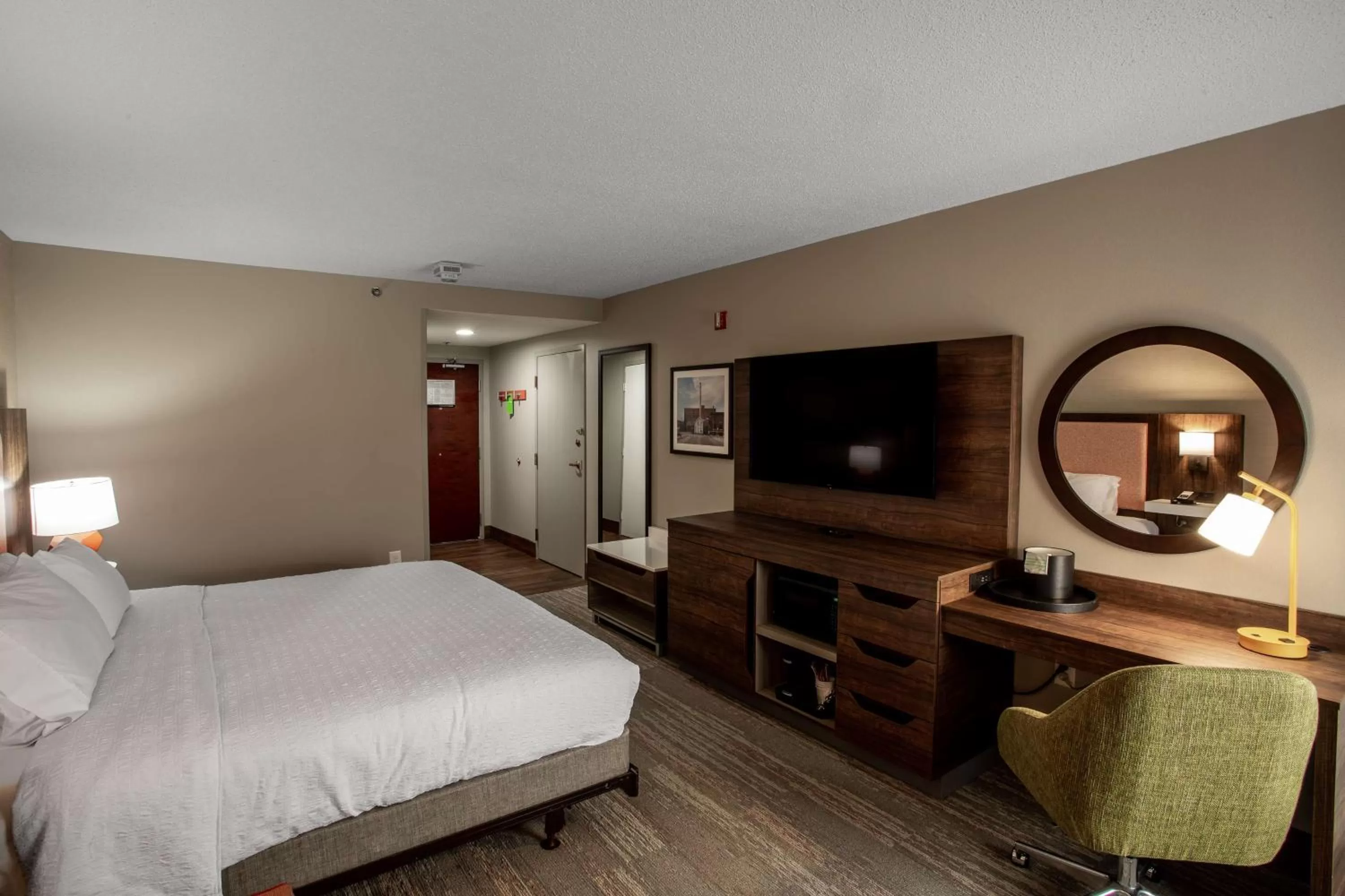 Bedroom, Bed in Hampton Inn Springfield