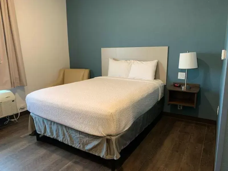 Bed in WoodSpring Suites Pecos