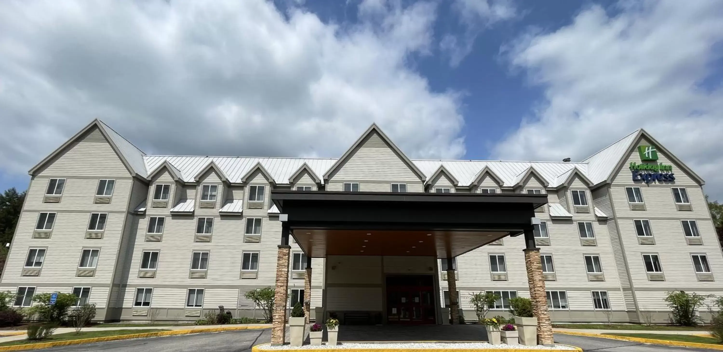 Property building in Holiday Inn Express & Suites - Lincoln East - White Mountains, an IHG Hotel