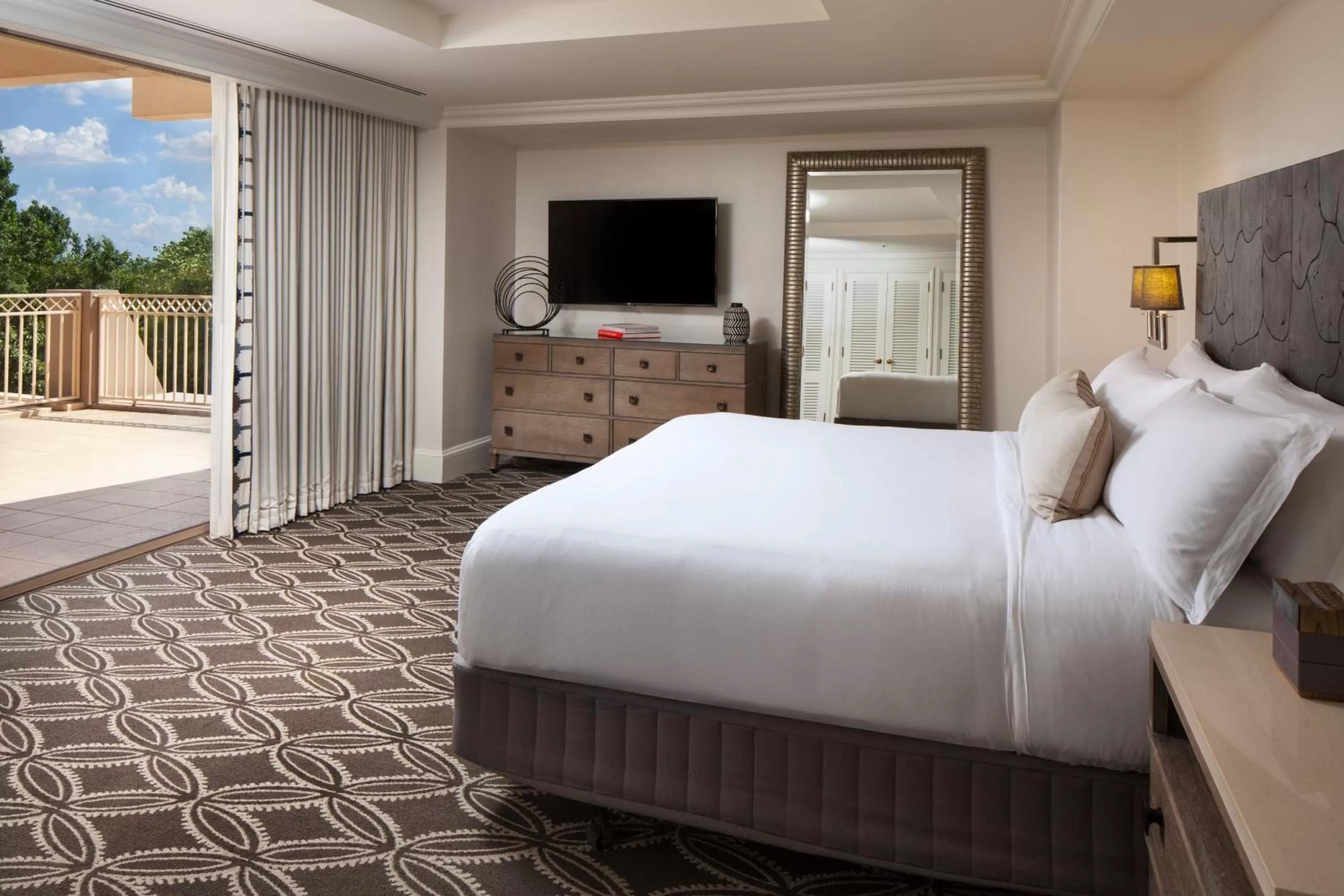 Bedroom, Bed in The Phoenician, a Luxury Collection Resort, Scottsdale