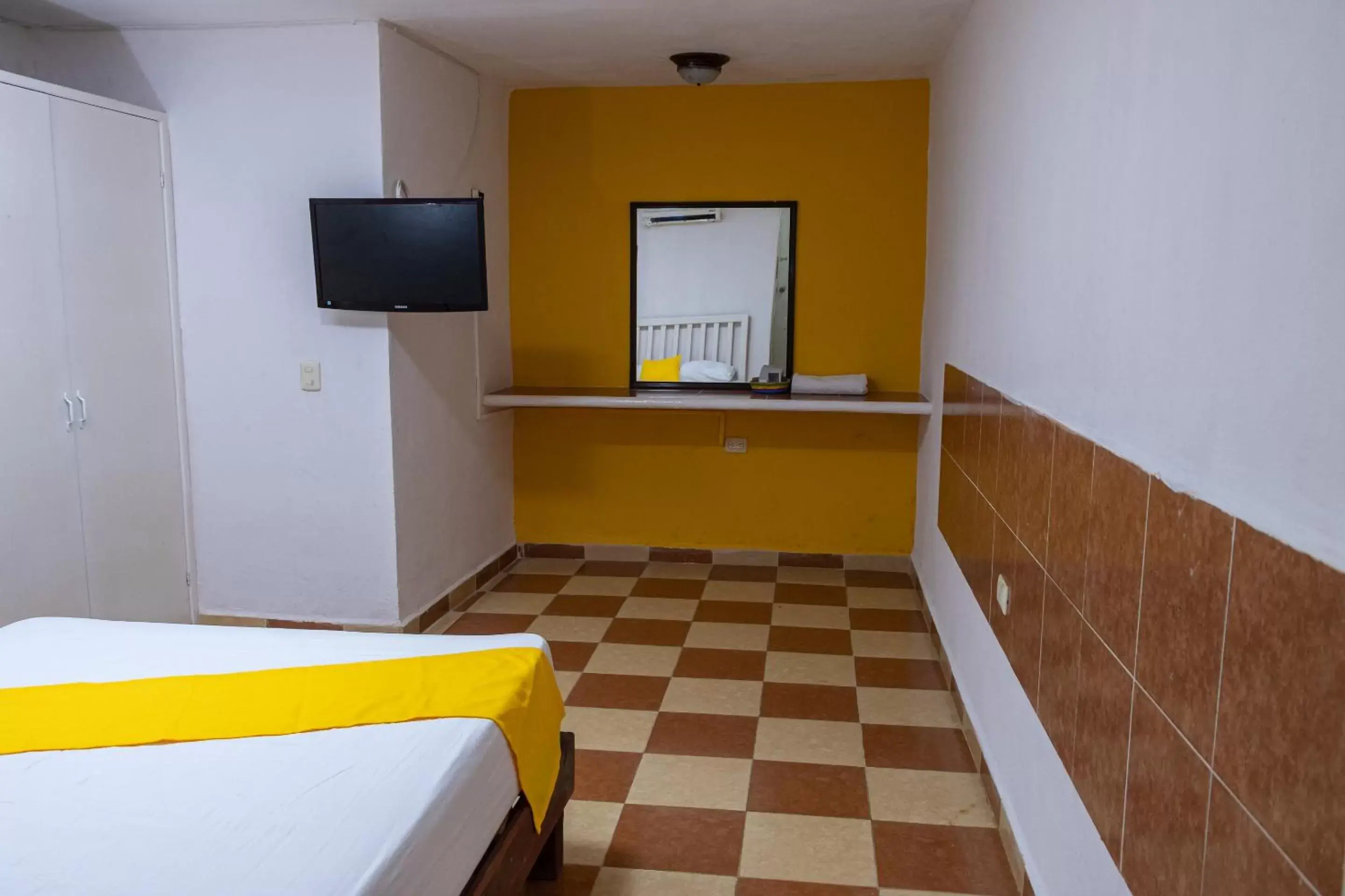 Bedroom, TV/Entertainment Center in OYO Hotel Marías,Aeropuerto Internacional de Chetumal