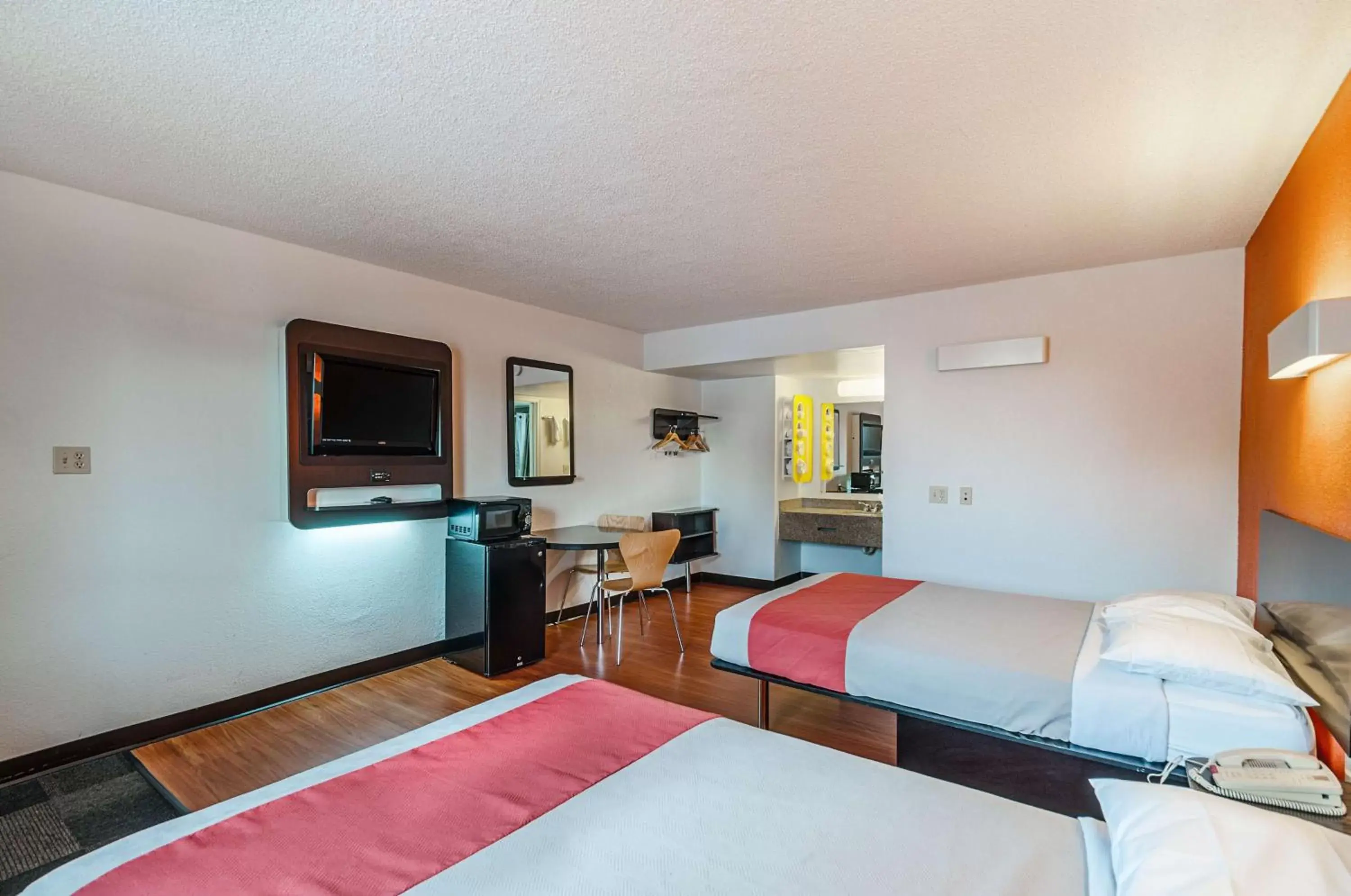 TV and multimedia, Bed in Motel 6-Winchester, VA