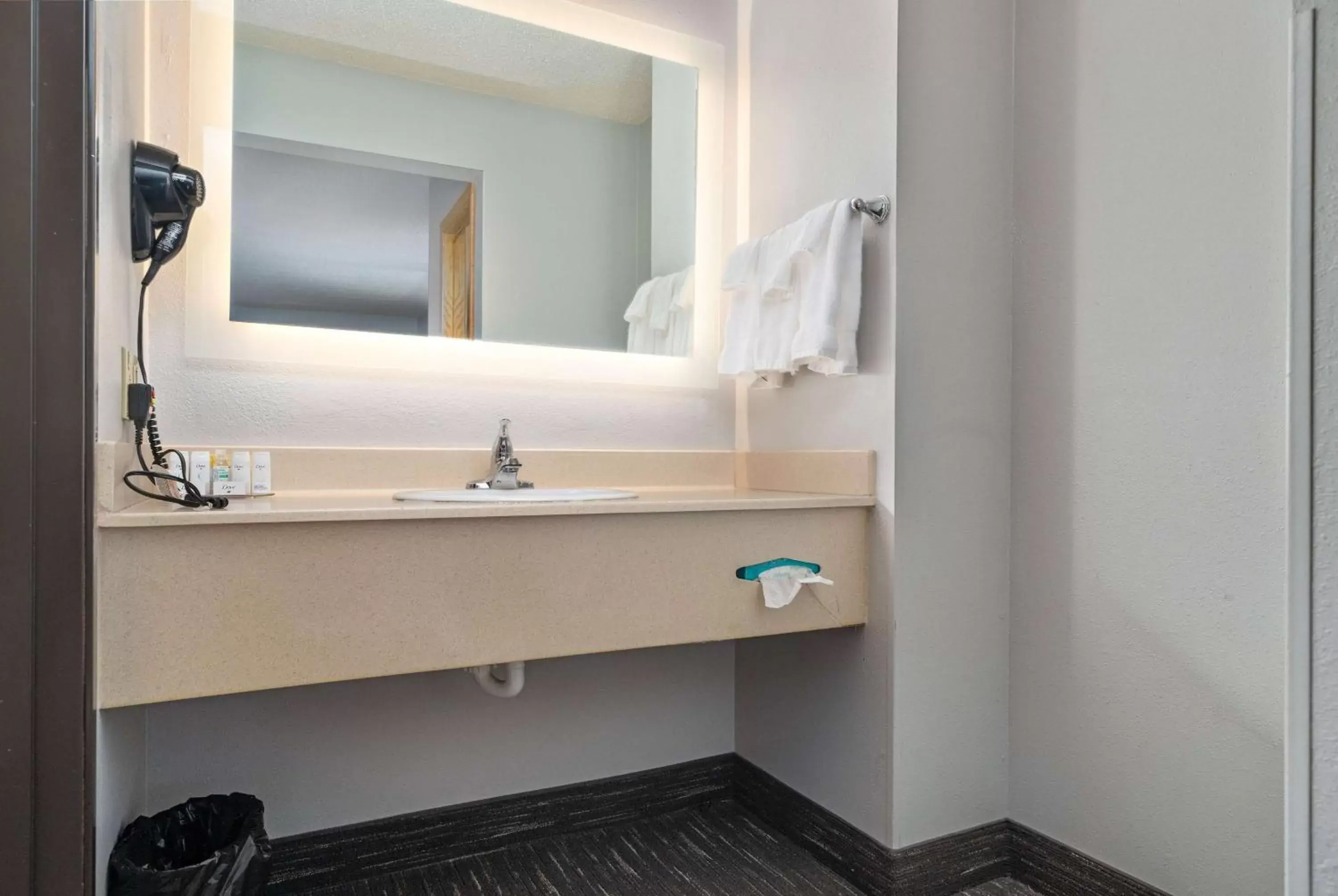 TV and multimedia, Bathroom in Ramada by Wyndham Sioux Falls Airport - Waterpark Resort & Event Center