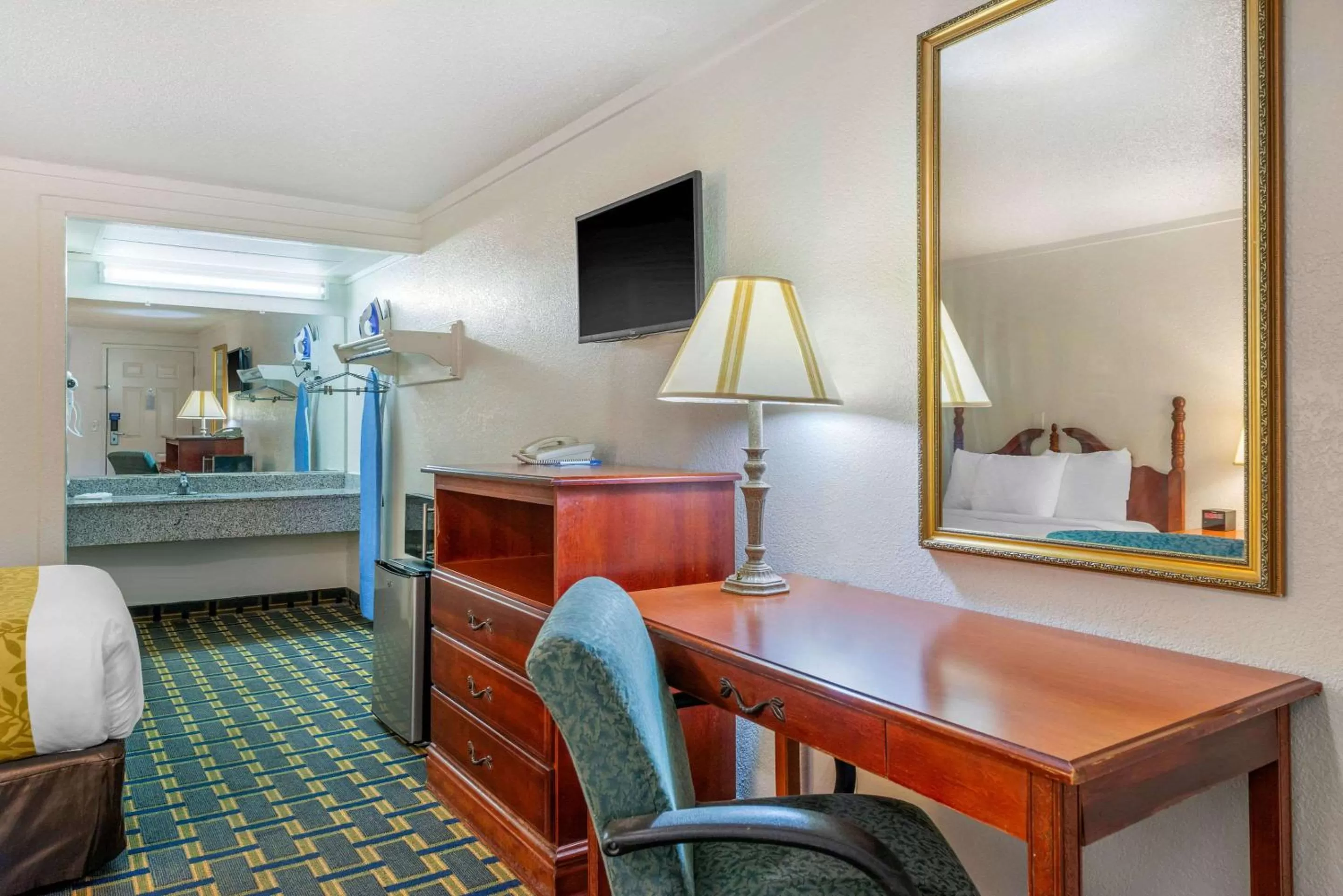 Photo of the whole room, Kitchen/Kitchenette in Rodeway Inn Hilliard/Columbus