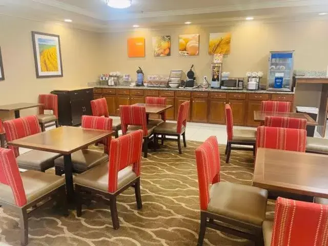 Property building, Restaurant/Places to Eat in Comfort Inn Hebron-Lowell Area