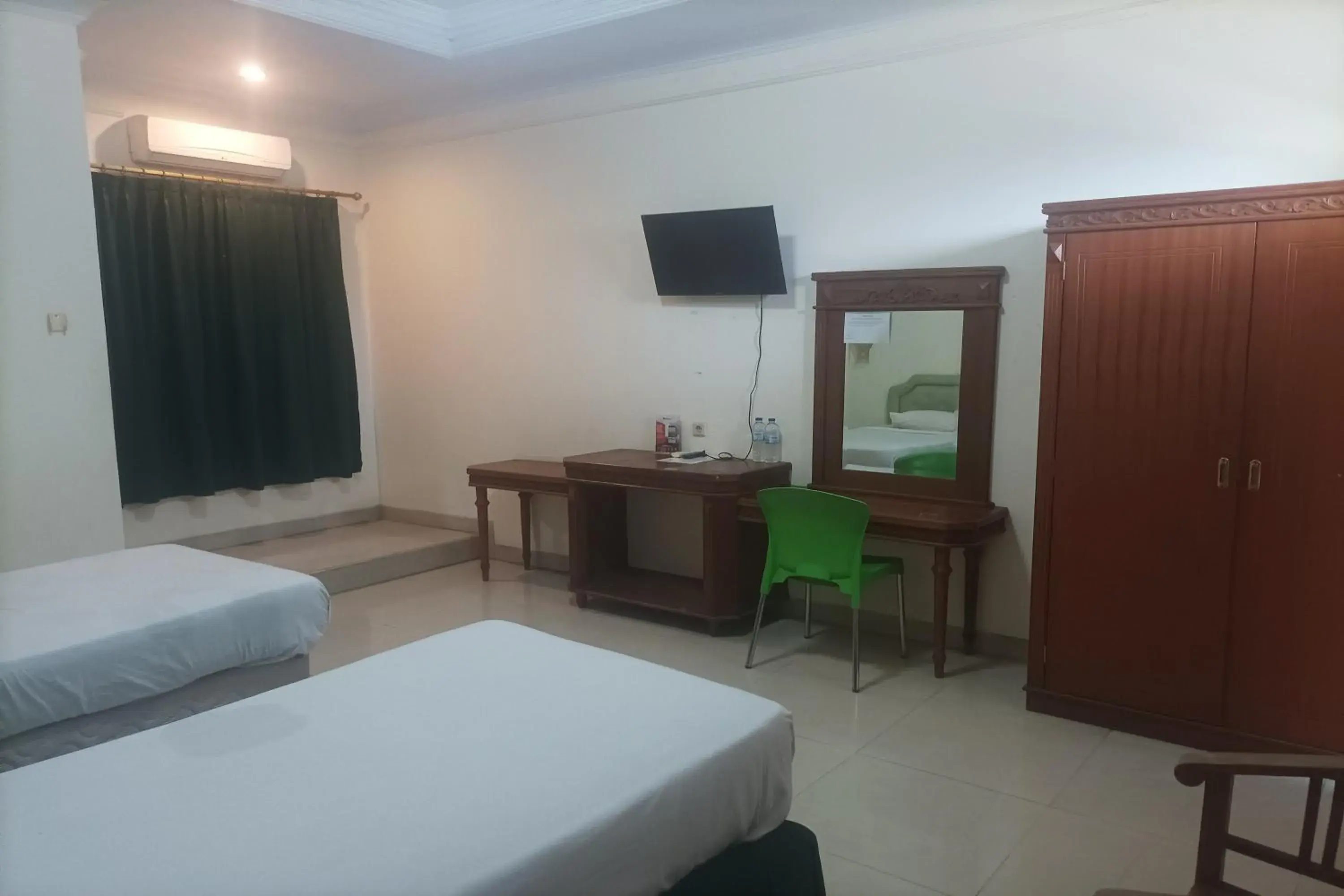 Bedroom, TV/Entertainment Center in RedDoorz Plus near Alun Alun Kejaksan Cirebon