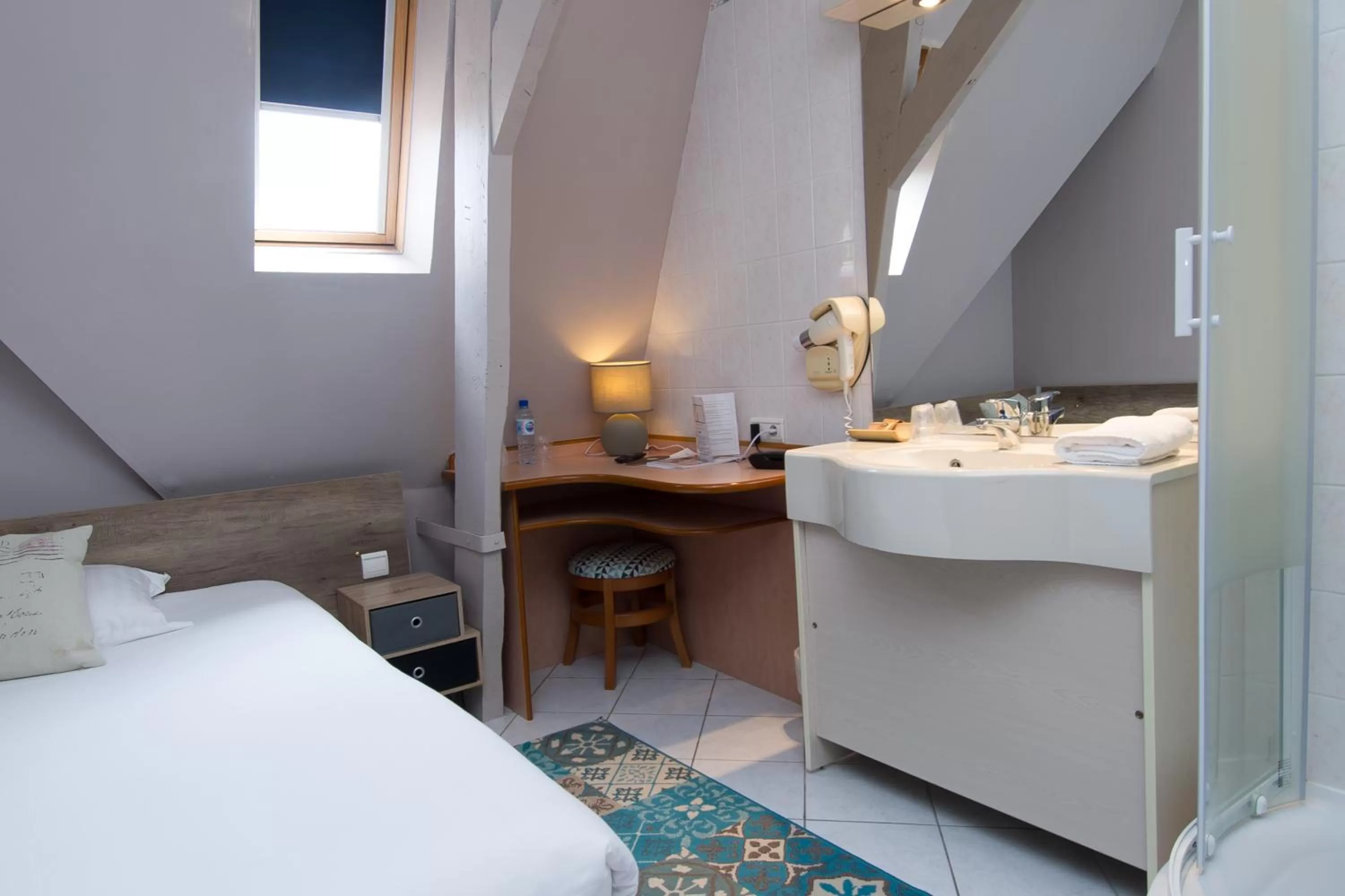 Bathroom, Bed in Hotel Eden