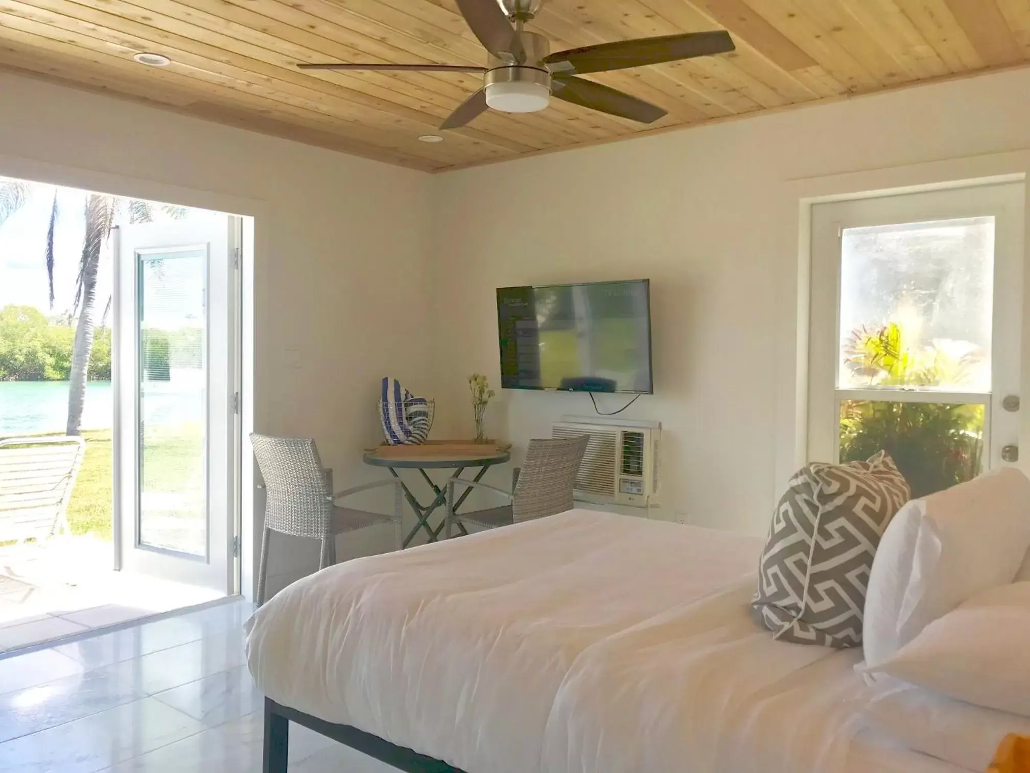 Patio, Bed in Casey Key Resort - Gulf Shores