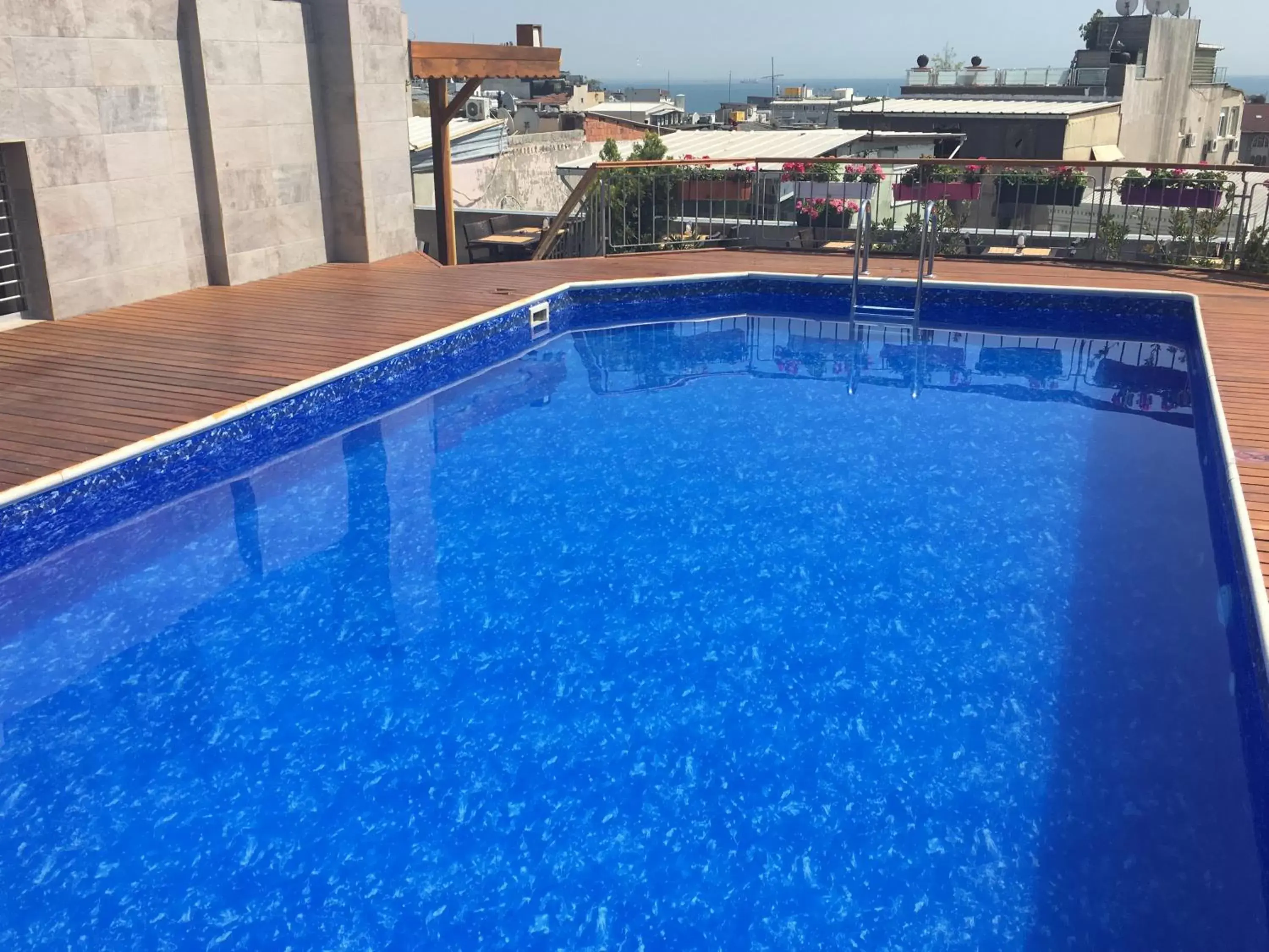 Swimming Pool in Laleli Gonen Hotel