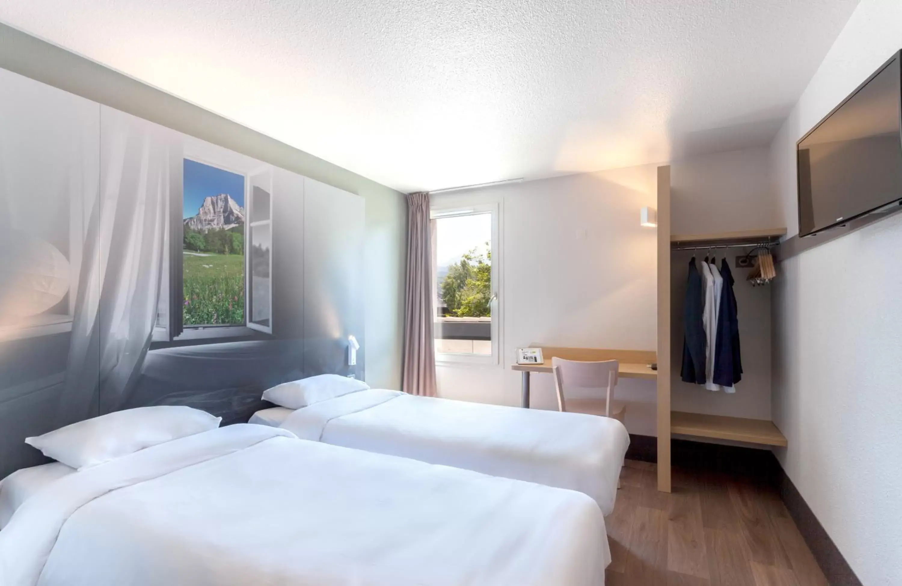 Bedroom, Bed in B&B HOTEL CHAMBERY La Cassine