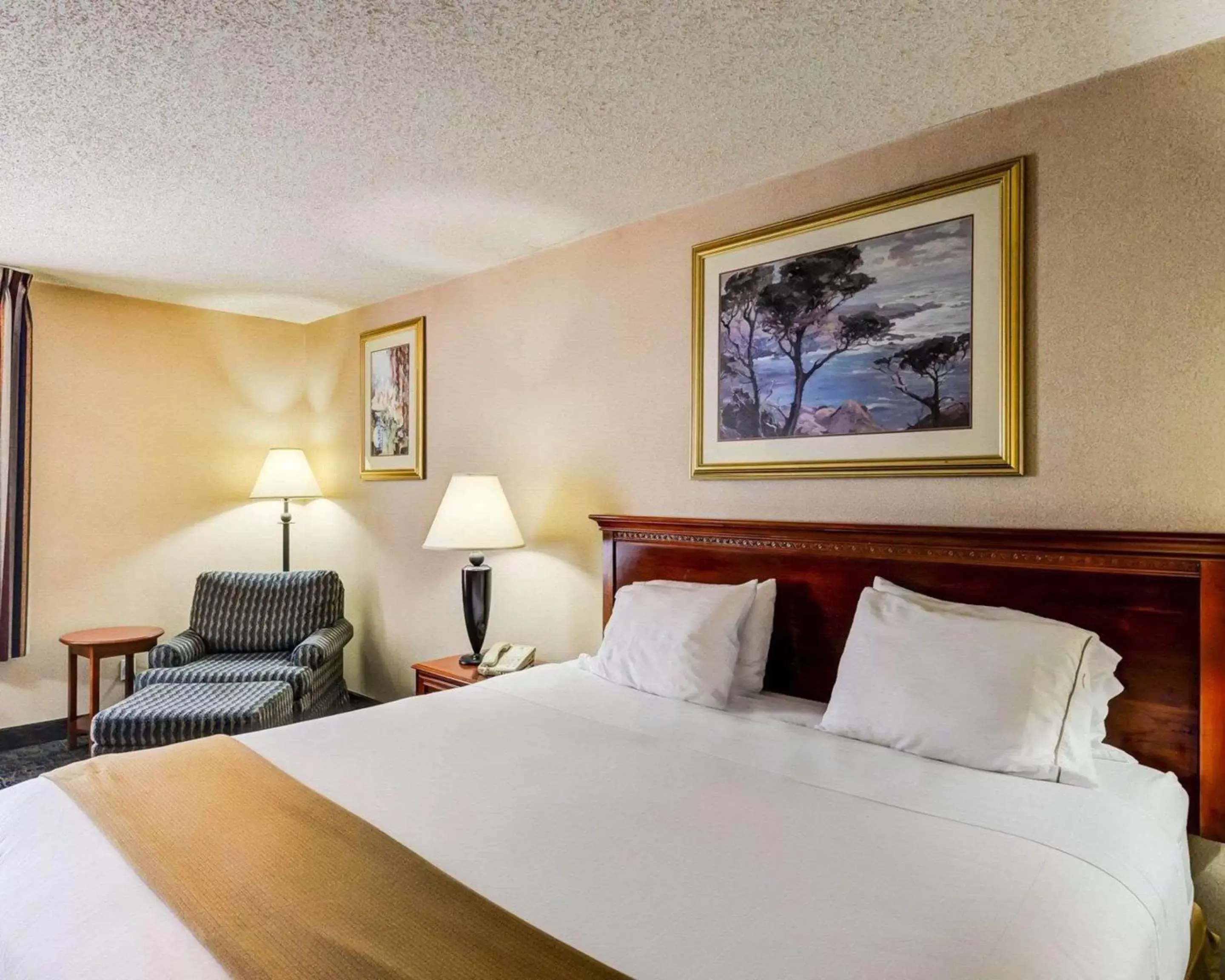 Photo of the whole room, Bed in Quality Inn Spring Mills - Martinsburg North