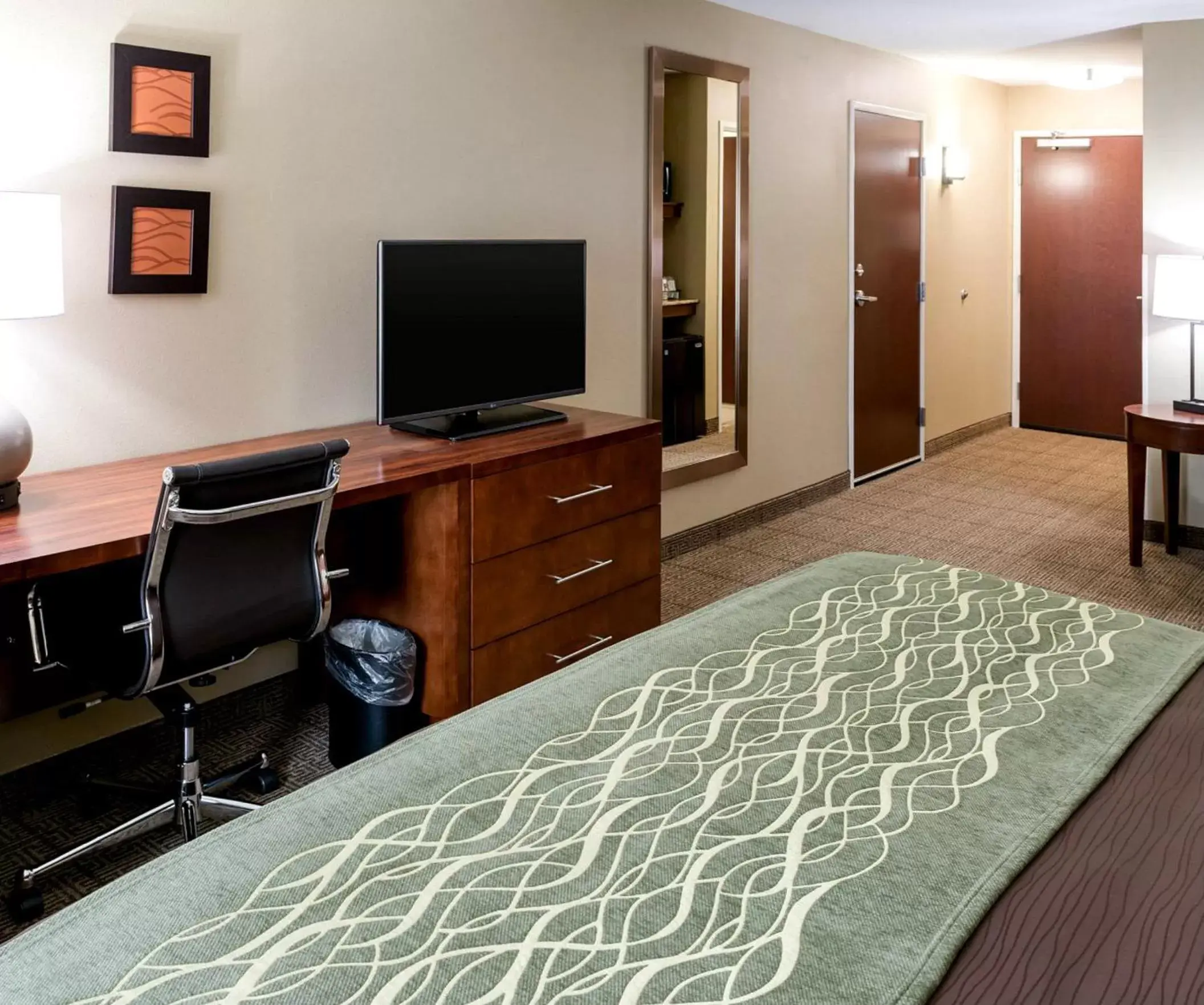 Seating area, Bed in Comfort Inn & Suites West - Medical Center