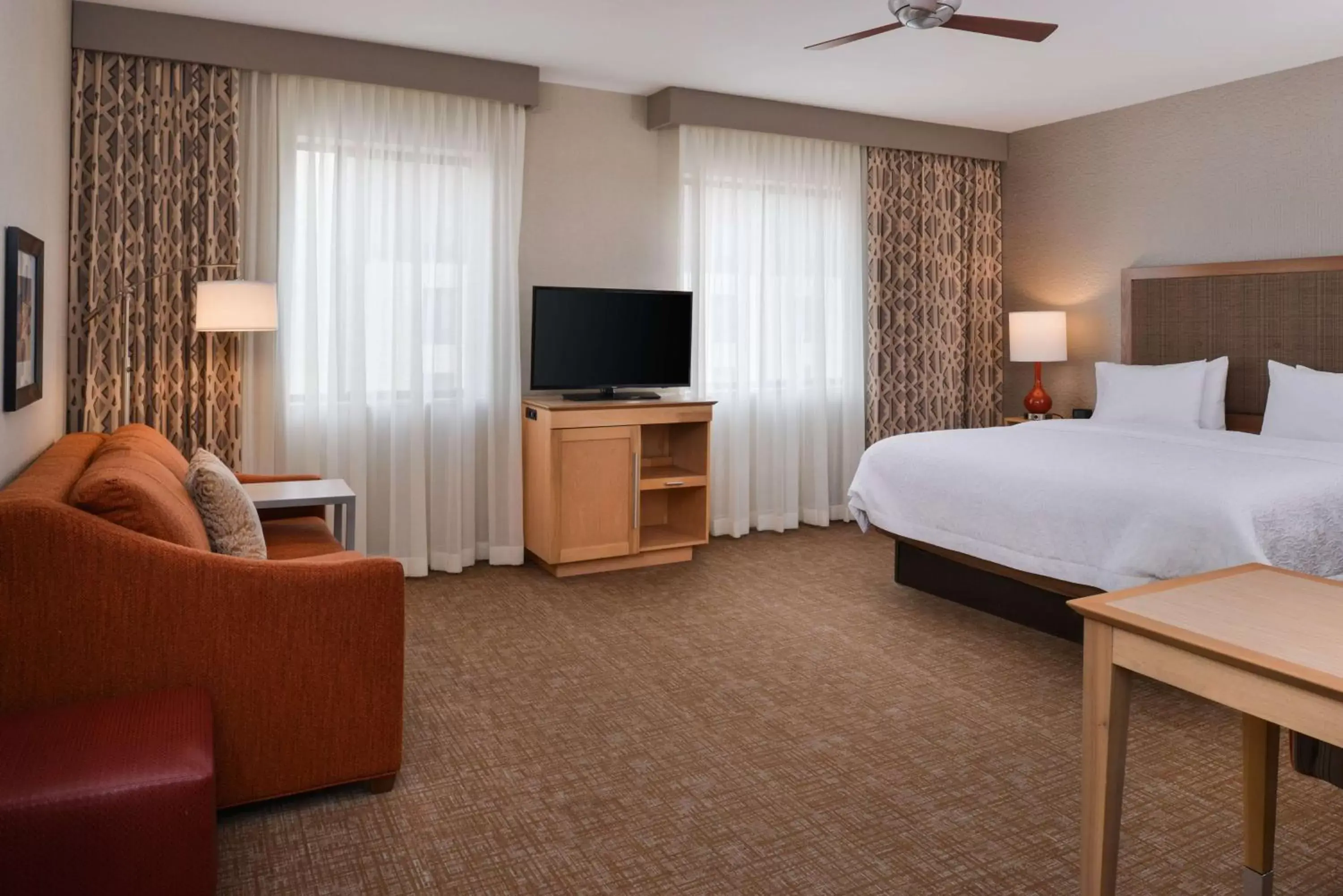 Bed, TV/Entertainment Center in Hampton Inn & Suites Denver-Speer Boulevard