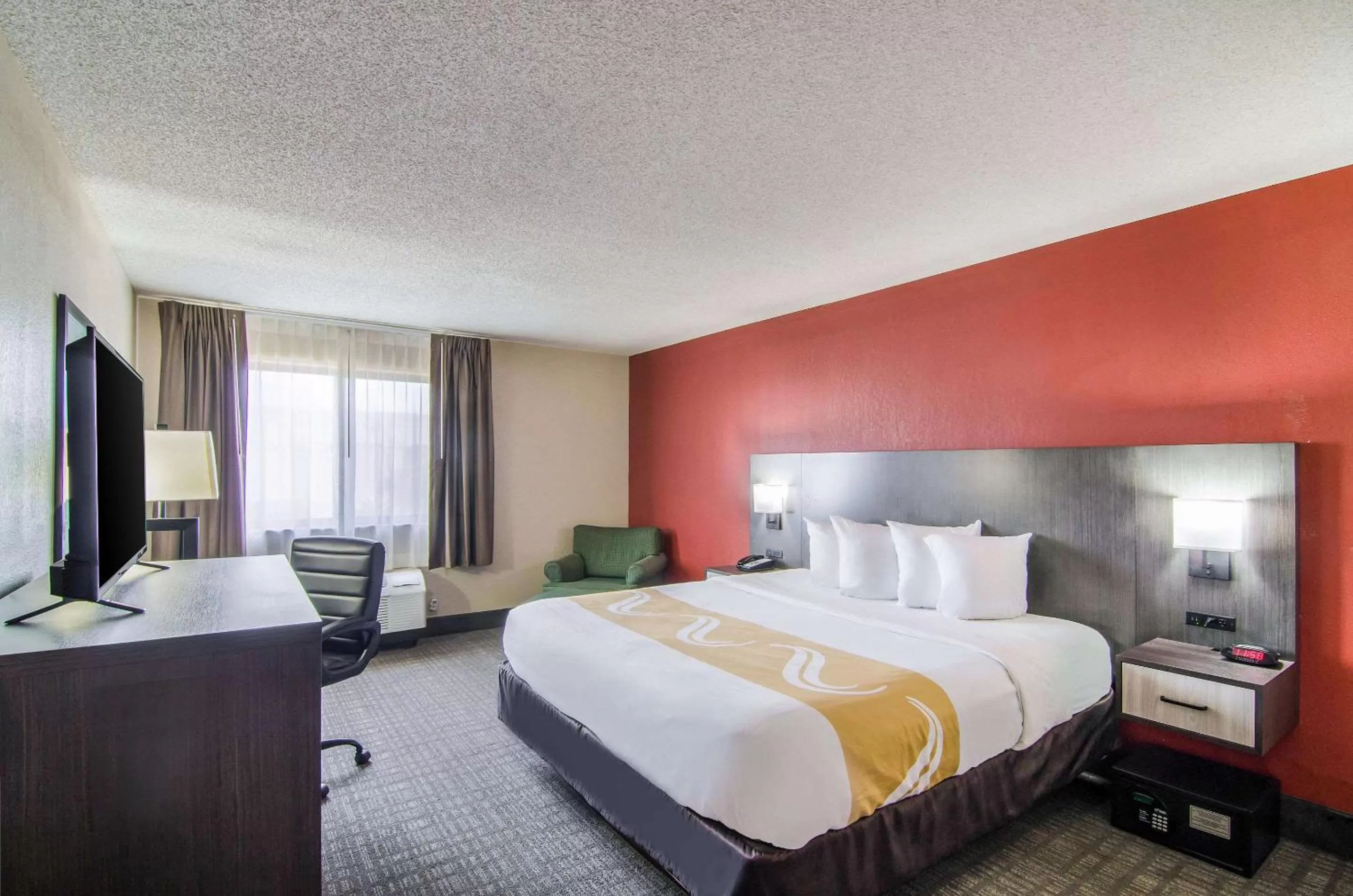 Bedroom, Bed in Quality Inn near University of Mobile