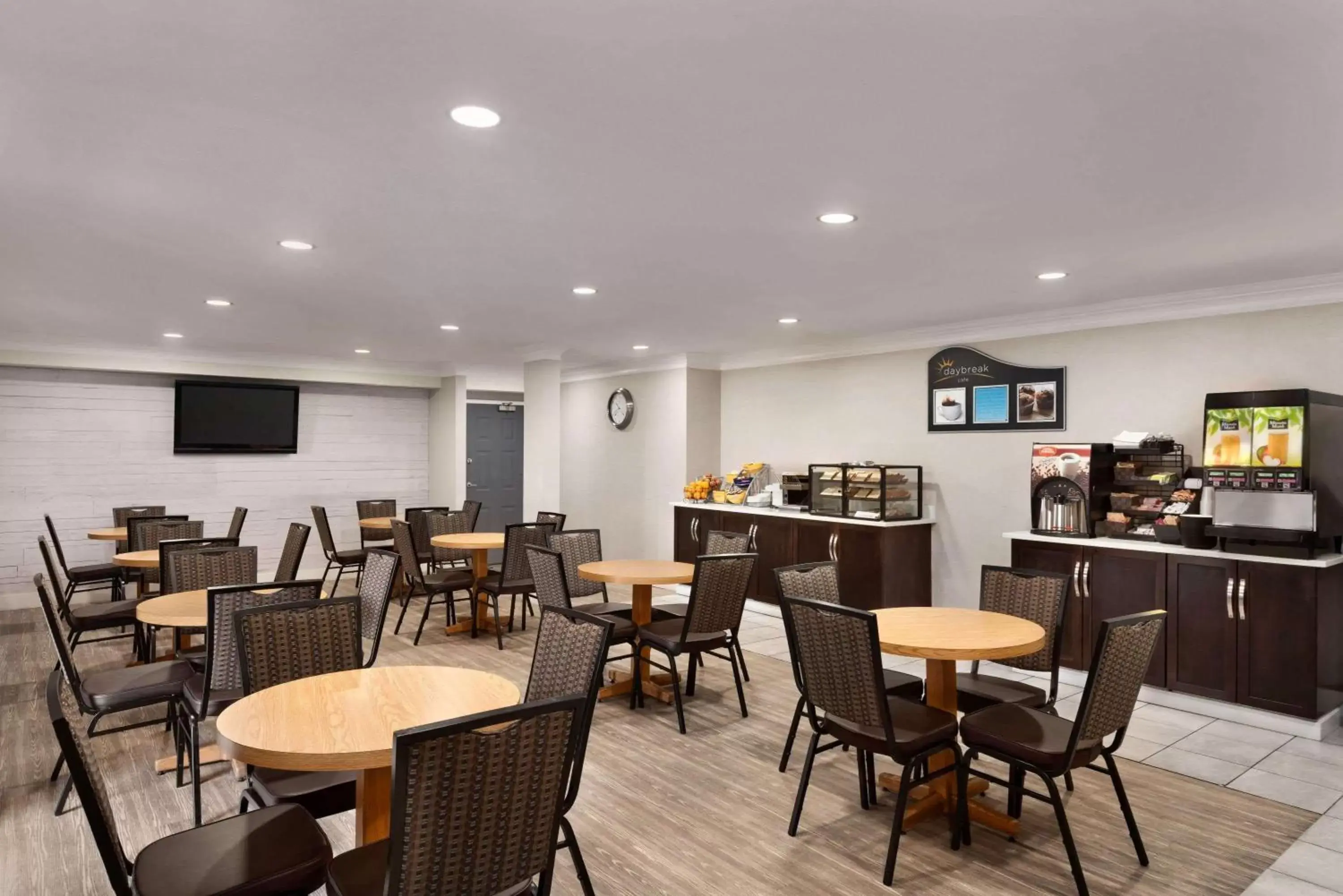 Restaurant/Places to Eat in Days Inn by Wyndham Kelowna