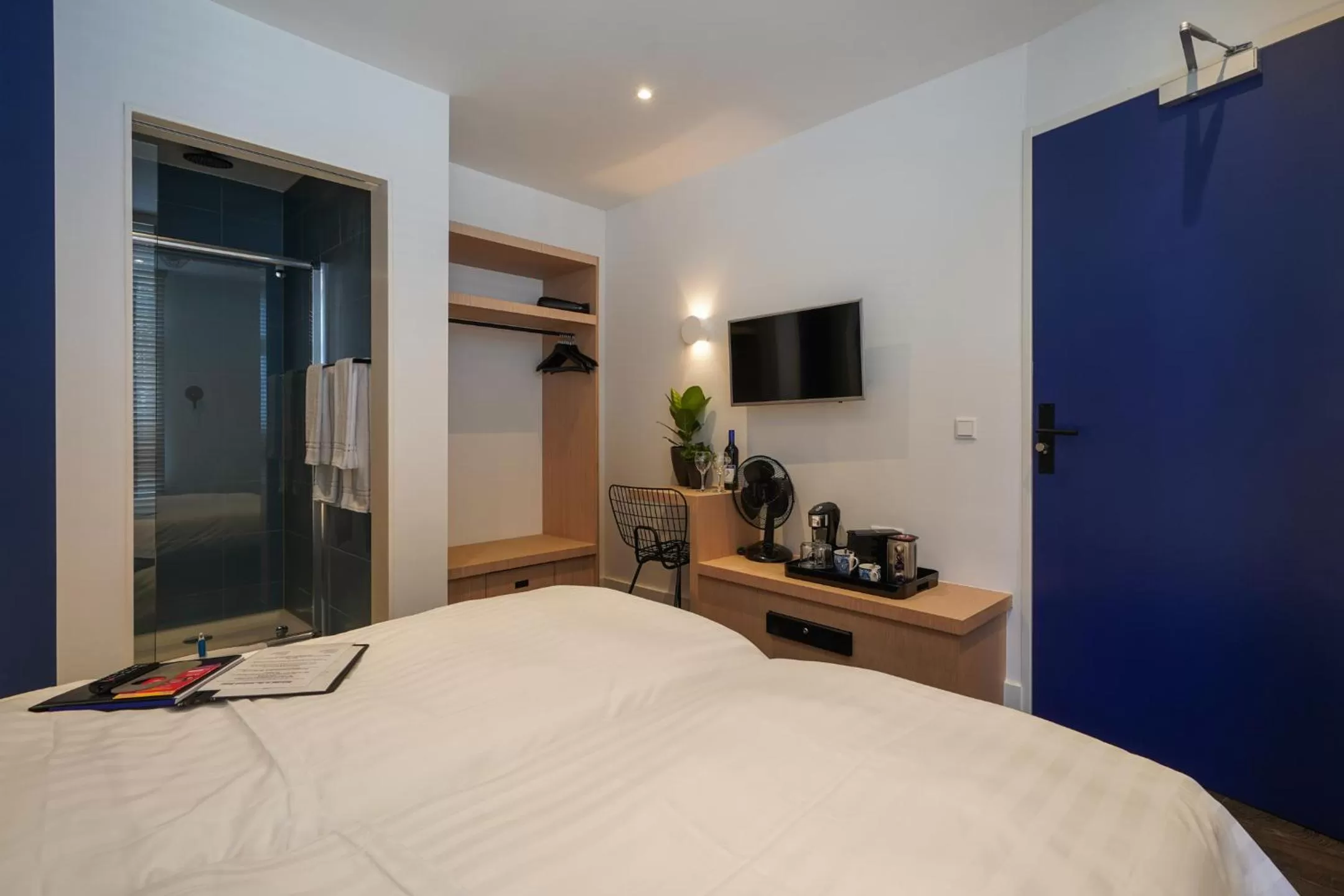 Bed, TV/Entertainment Center in Amistad hotel