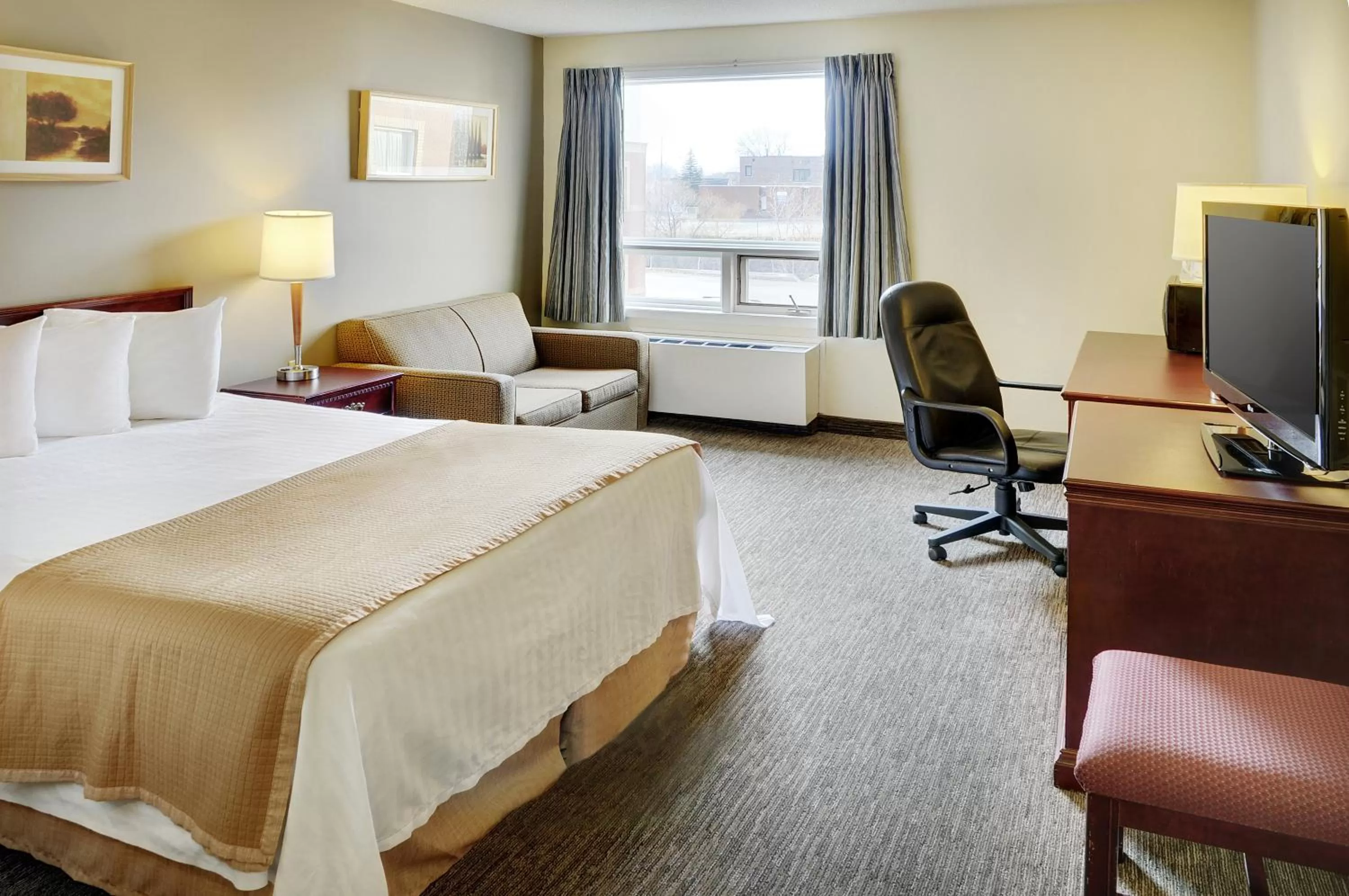 Photo of the whole room, Bed in Travelodge Hotel by Wyndham Vancouver Airport