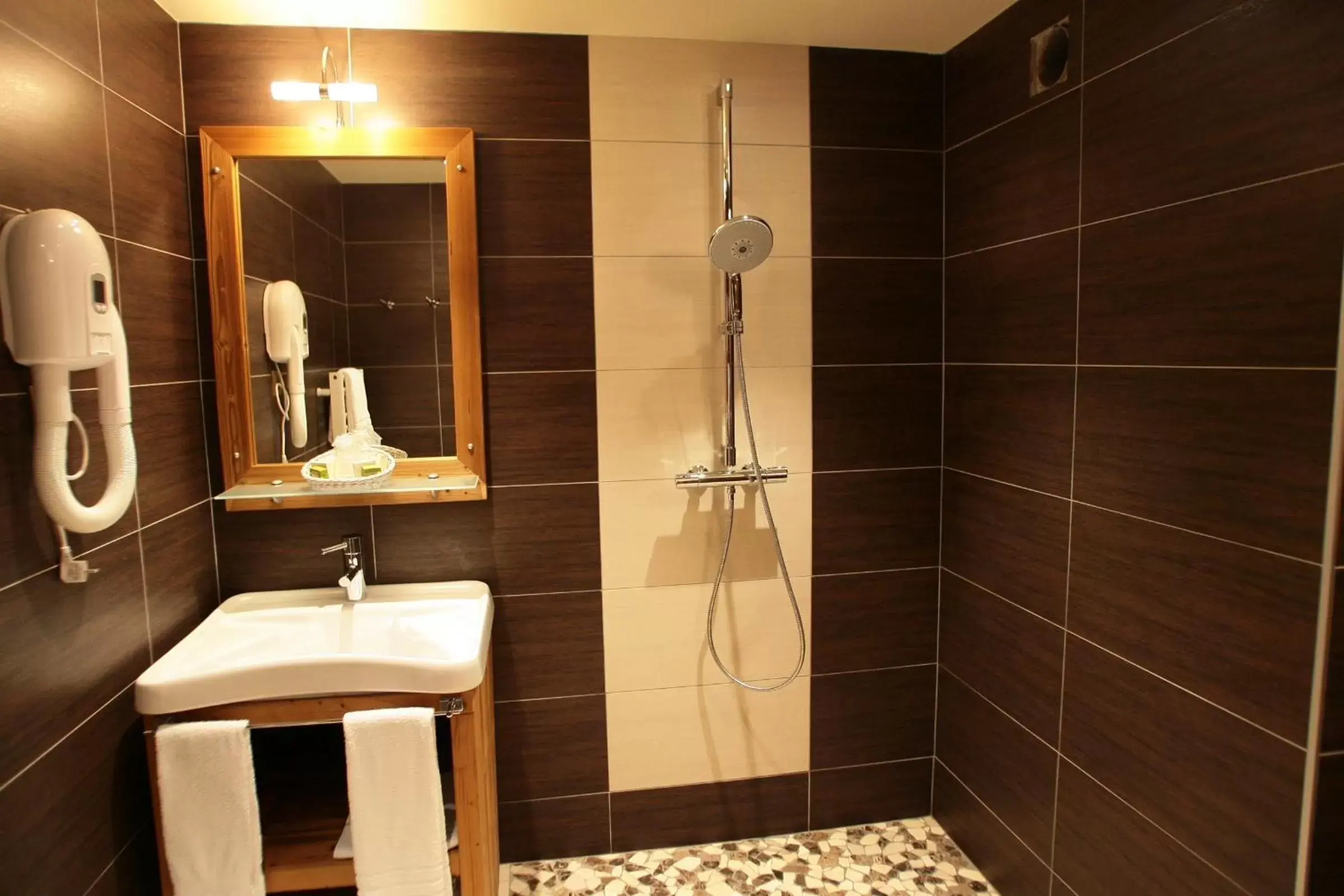 Bathroom in Hôtel et Spa les Clarines