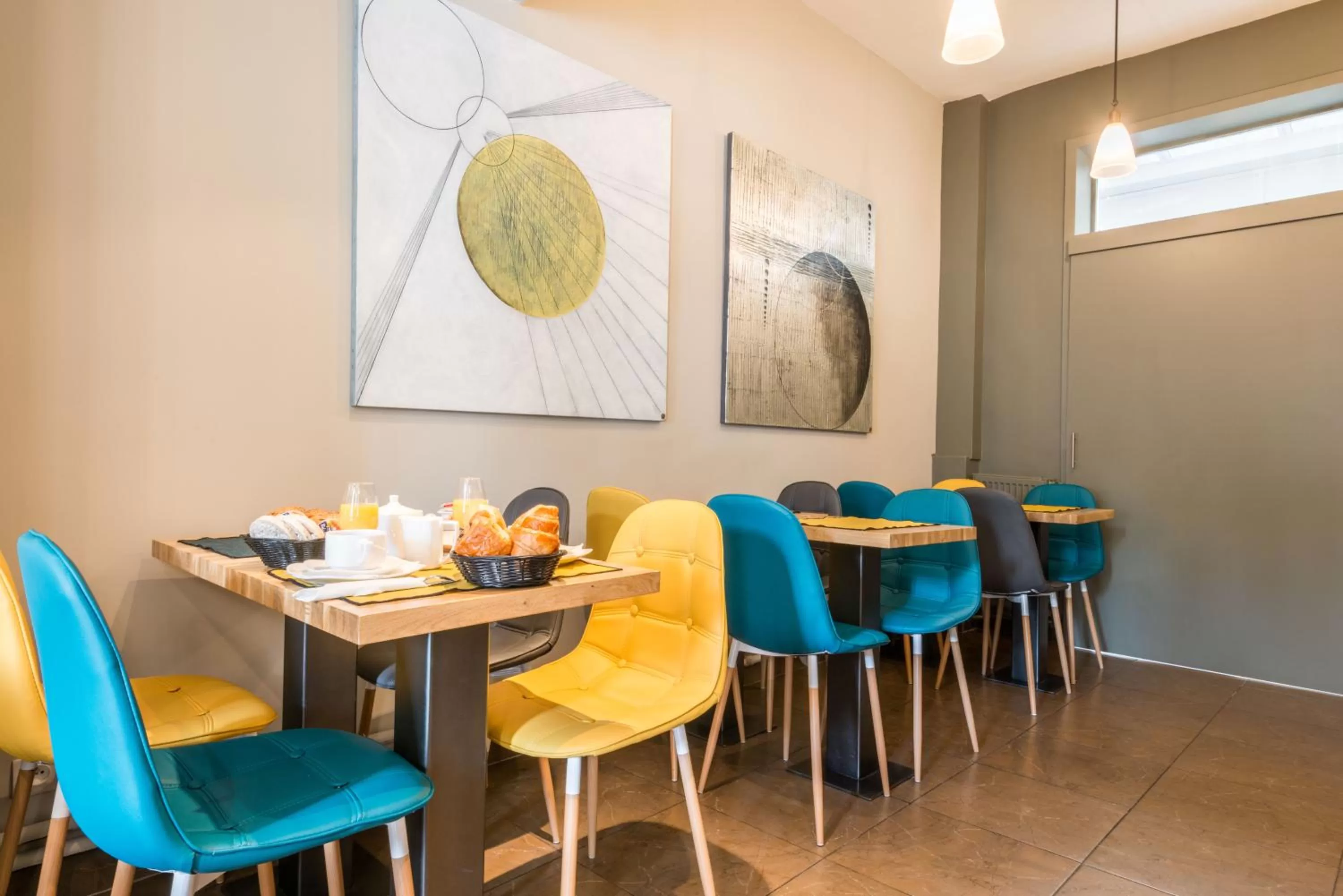 Restaurant/places to eat in Hotel Beauvoir