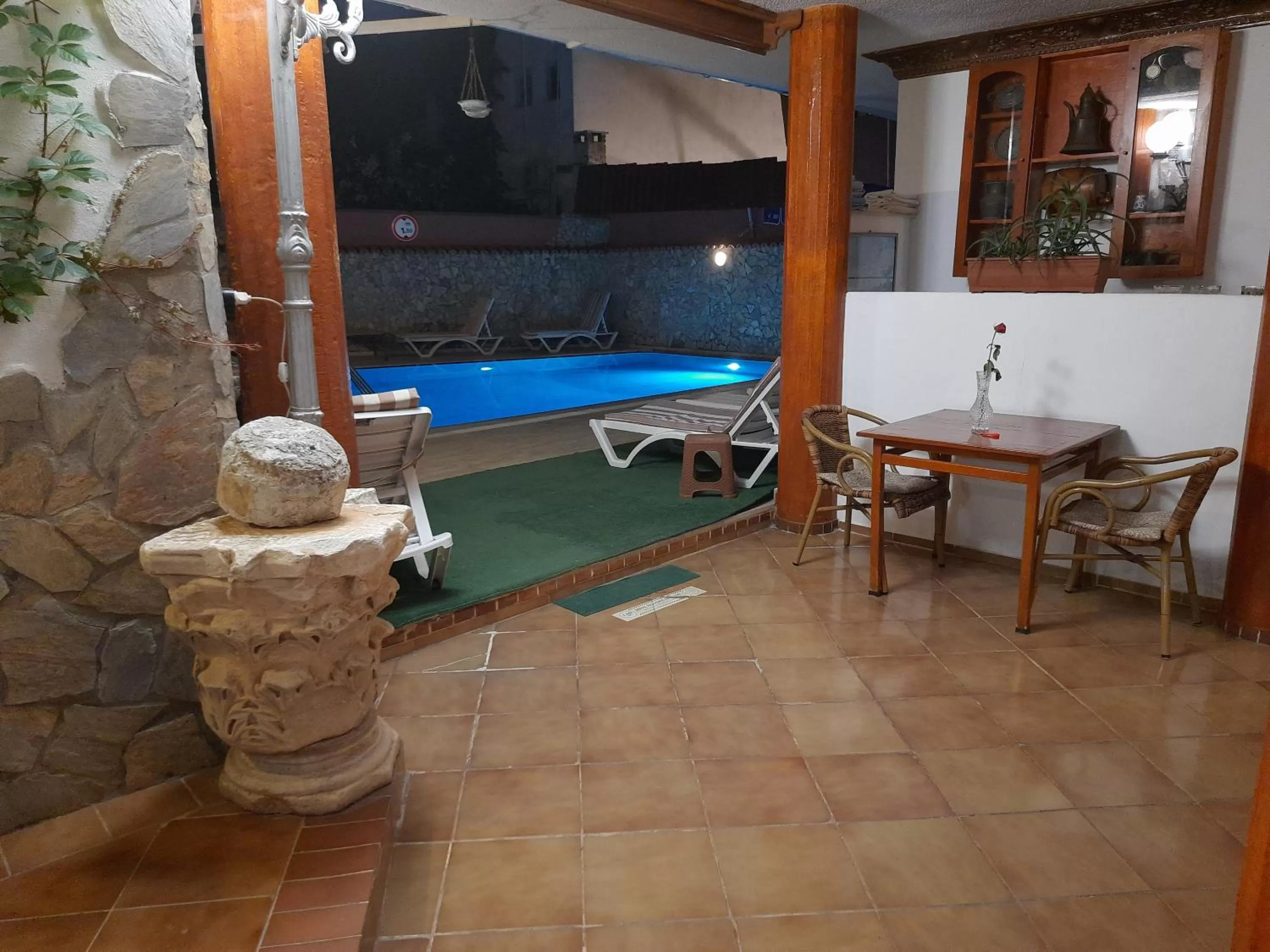 Swimming pool in Frankfurt Hotel