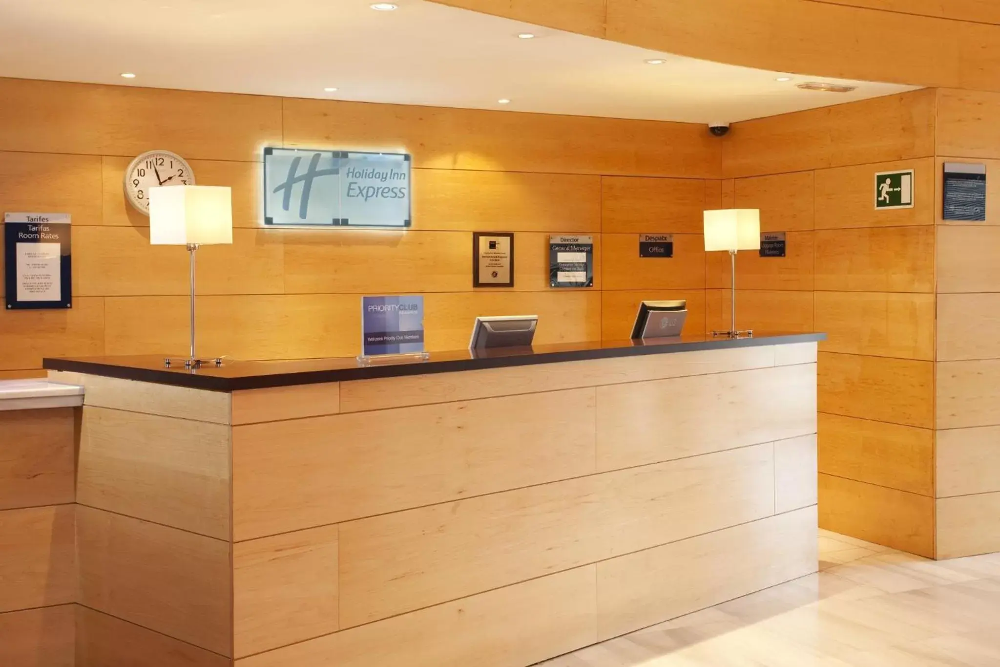 Property building, Lobby/Reception in Holiday Inn Express Molins de Rei