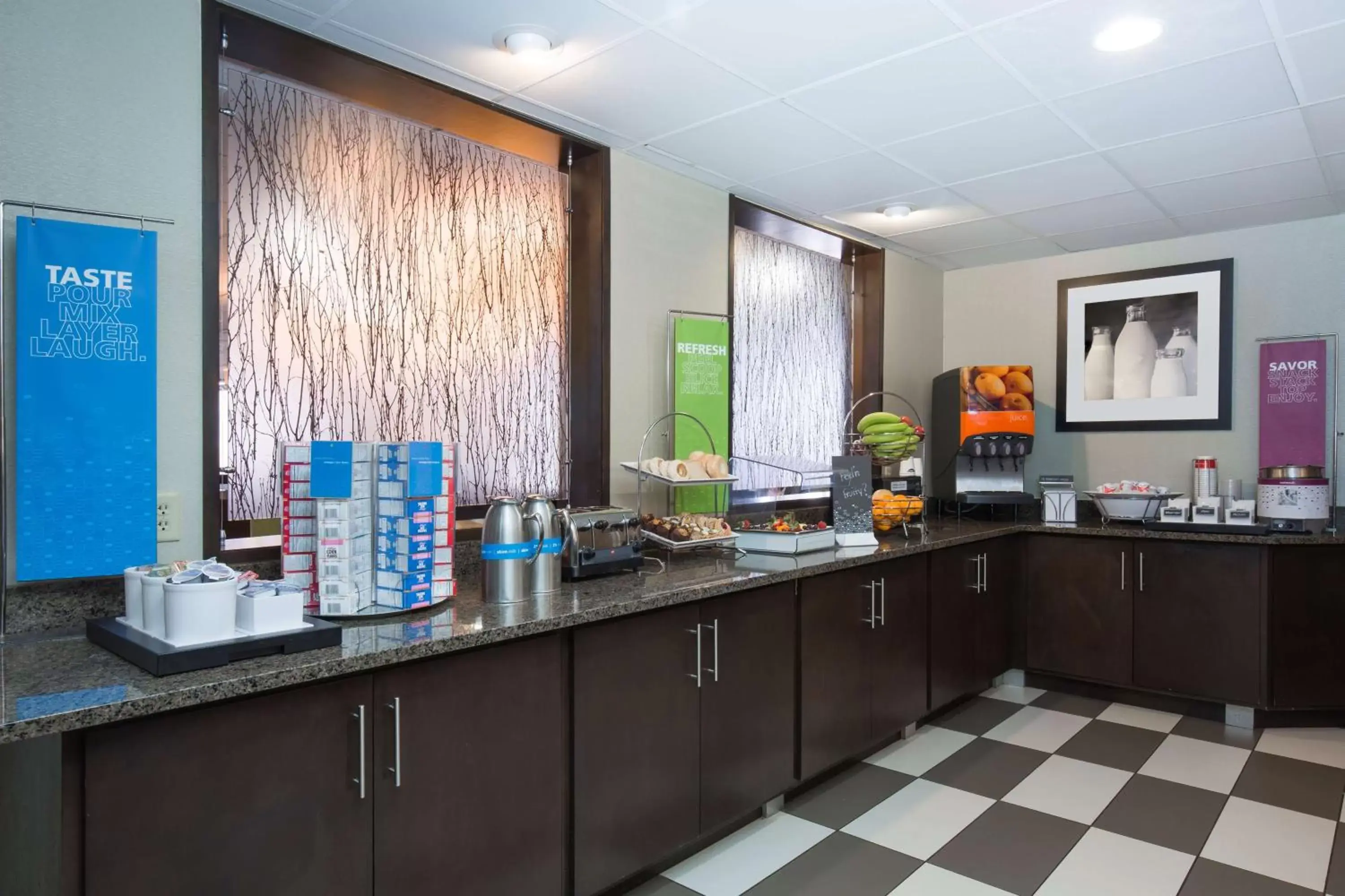 Dining area in Hampton Inn Indianapolis Northeast/Castleton