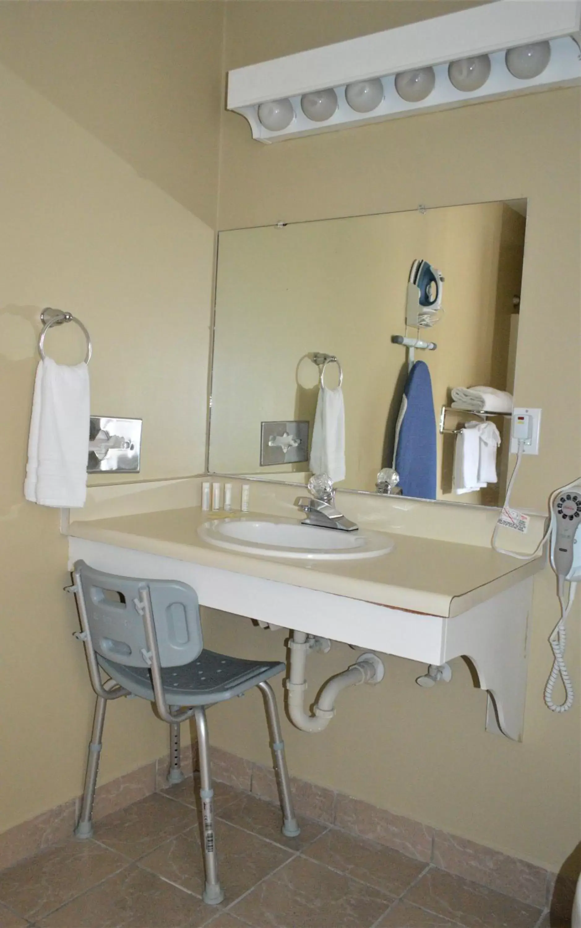 Bathroom in Omeo Suites Glass Beach