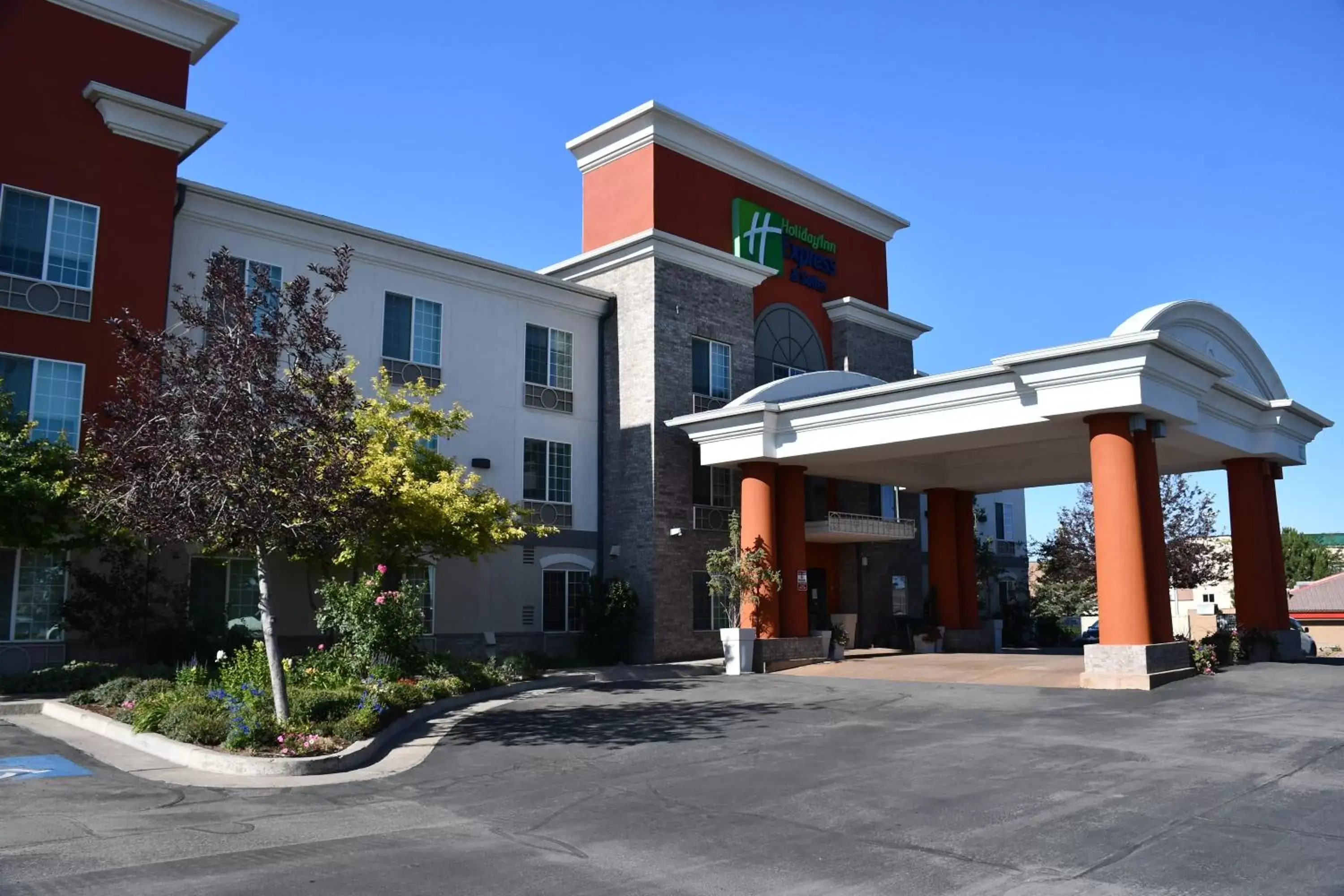 Property Building in Holiday Inn Express Hotel & Suites Evanston, an IHG Hotel