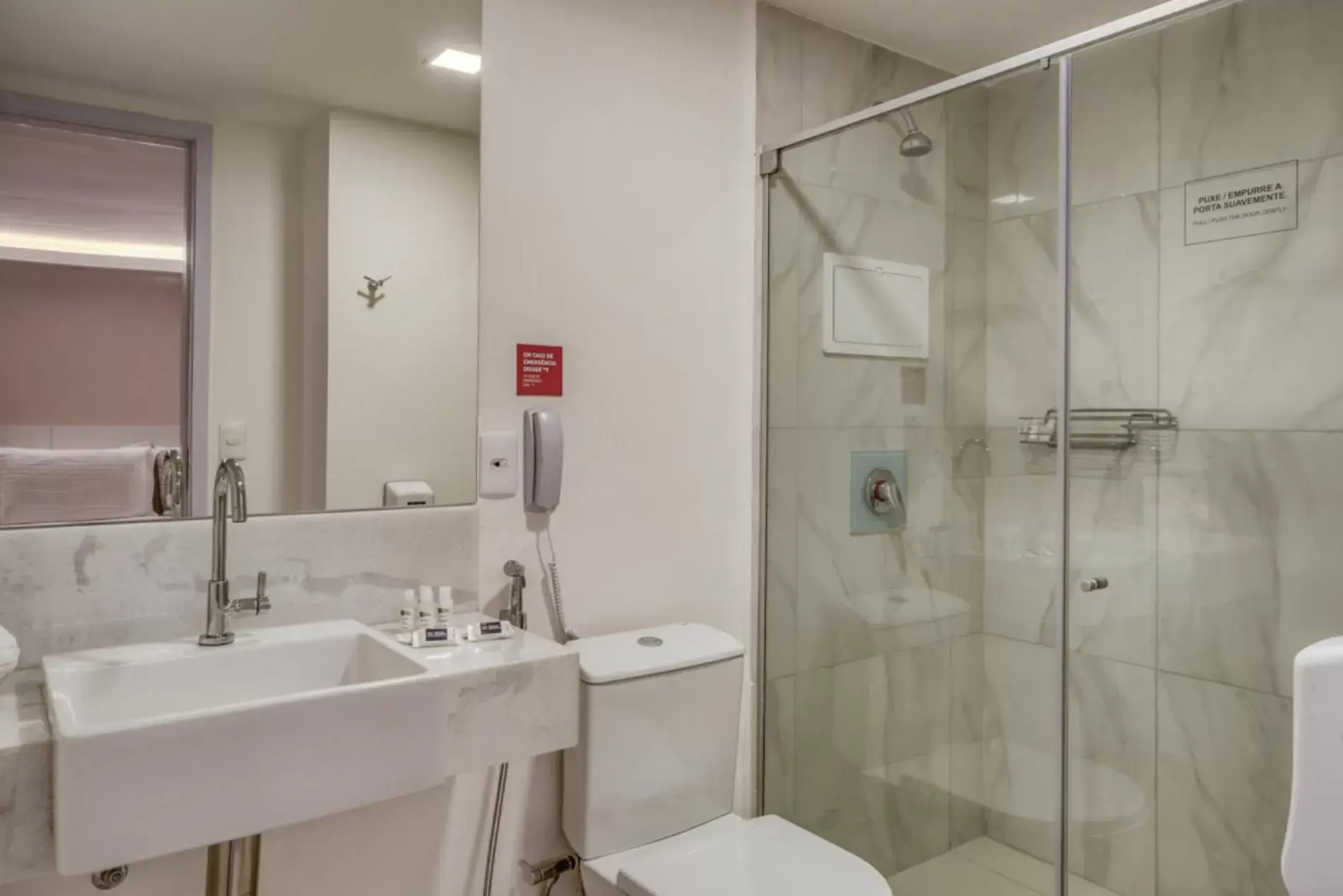 Bathroom in Hotel Brisa Suites