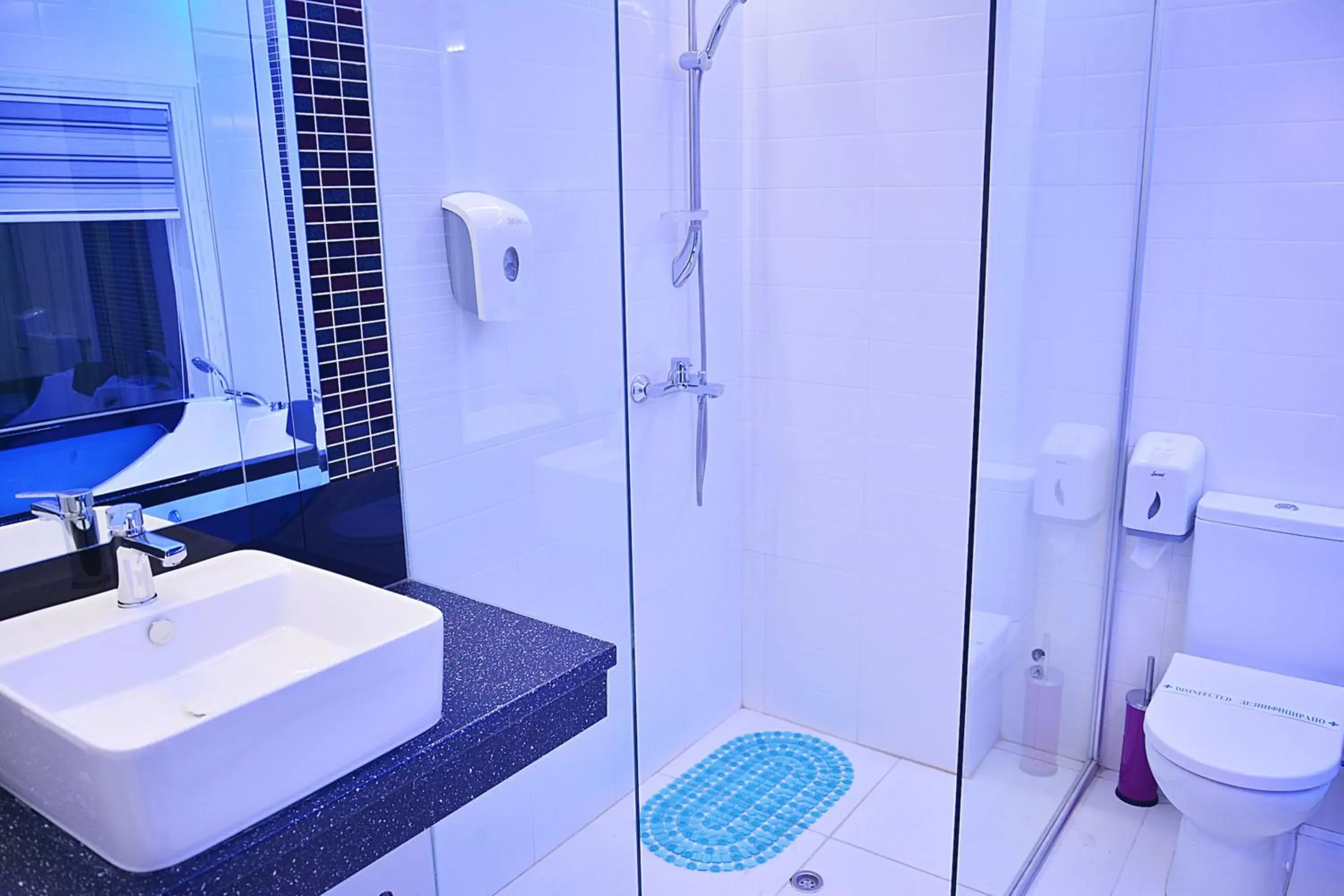Shower, Bathroom in Hotel De KOKA