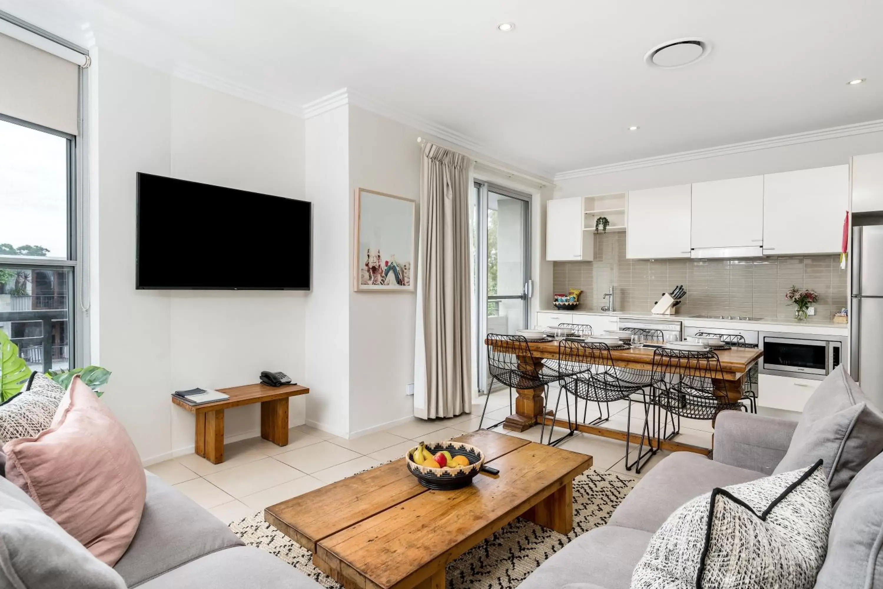 Seating area, TV/Entertainment Center in Byron Bay Hotel and Apartments