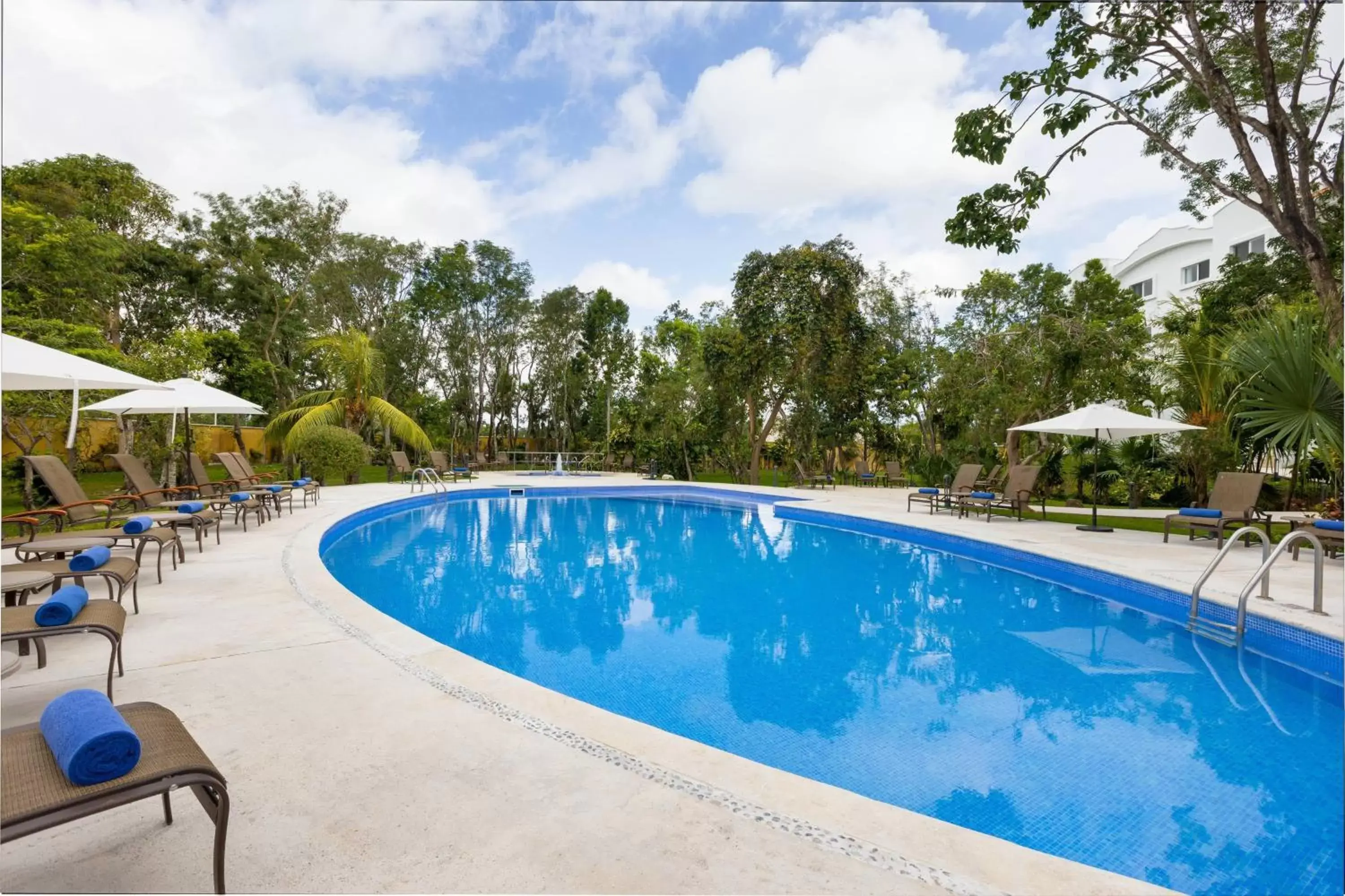 Swimming Pool in Courtyard by Marriott Cancun Airport